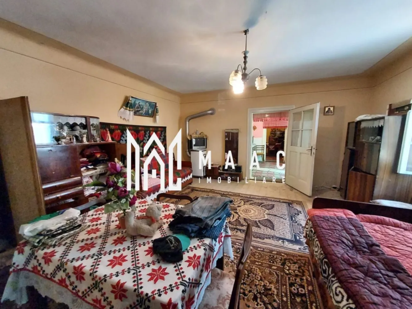 Casa 3 camere | 760 MP Teren | Slimnic - MAAC Imobiliare vă propune spre vânzare o proprietate tradițională cu potențial, situată în comuna Slimnic, ideală pentru locuință permanentă sau casă de vacanță. Detalii proprietate: Suprafață utilă: 80 mp Compartimentare: 3 camere Bucătărie Baie Bucătărie de vară cu cuptor de pâine Pivniță Anexe: Șură Grădină spațioasă Anexe gospodărești Avantaje: Zonă liniștită, cu aer curat și acces facil către Sibiu Potențial de amenajare pentru locuință de vacanță, pensiune sau gospodărie tradițională Pentru mai multe detalii și programarea unei vizionări, vă invităm să ne contactați, menționând ID: CP2503575 }}