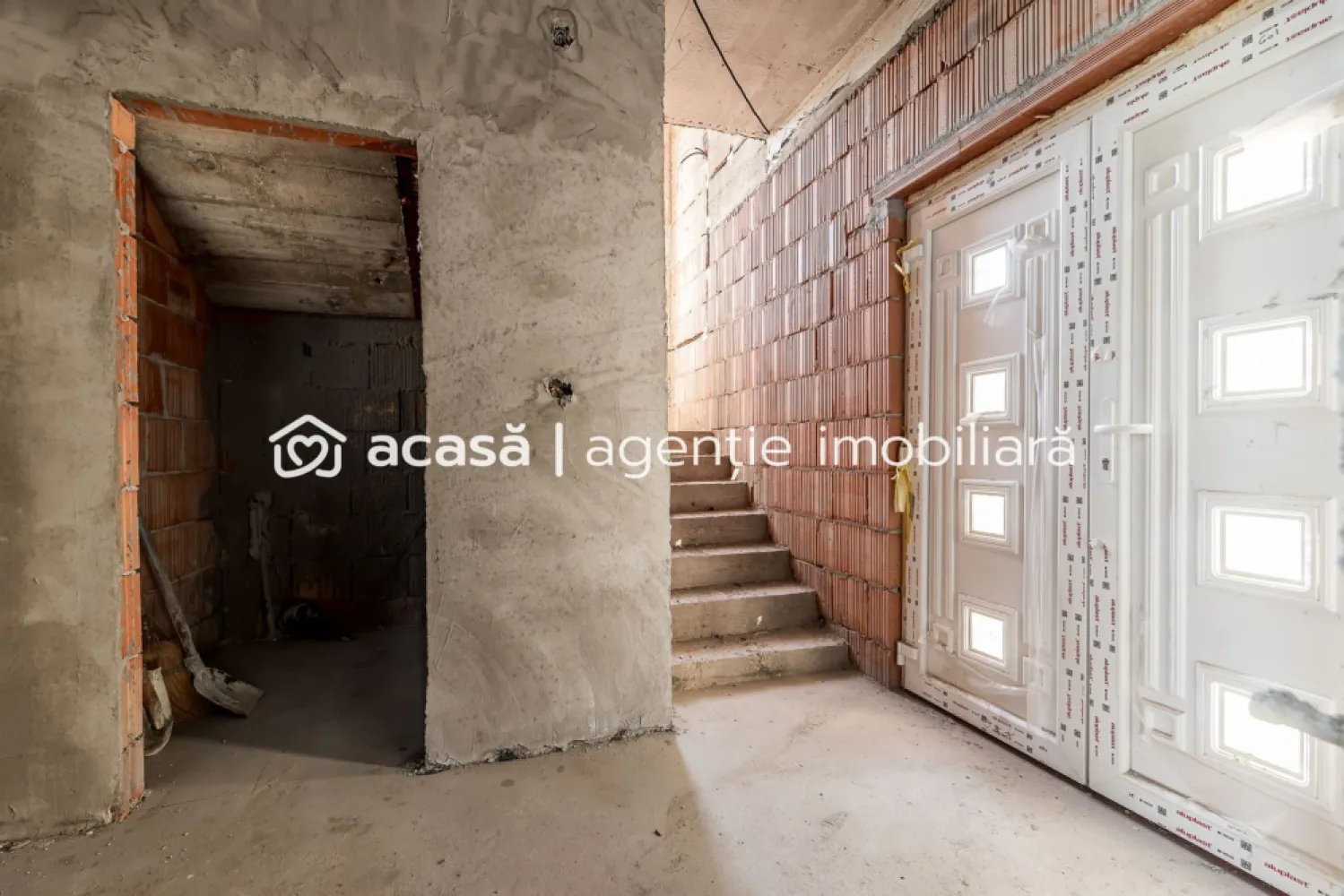 Casă nouă cu etaj semifinalizată în Aradul Nou - Vă ofer spre vânzare o casă nouă semifinalizată, cu etaj, 3 dormitoare și 2 balcoane, comision 0% la cumpărător. 

Detalii Proprietate:
Tip: Casă nouă cu etaj, edificată în 2023-2024, cu o suprafață construită de 233,35 mp
Suprafață teren: 588 mp
Camere: 4 (3 dormitoare, dintre care unul matrimonial cu baie proprie)
Băi: 3
Living: Spațios, ideal pentru momentele de relaxare
Bucătărie: Închisă, perfectă pentru gătit în liniște
Stadiu: Parterul este la tencuială gri, iar etajul este la roșu, oferind oportunitatea de a personaliza spațiul conform preferințelor tale.

Această casă reprezintă o oportunitate rară de a te bucura de confortul și liniștea unei zone excelente, perfectă pentru familii sau pentru cei care doresc să investească într-un cămin de vis.

Pentru detalii și vizionare contactați-mă la: 0724 694 458 Dorel Vereș Consultant Imobiliar Acasă Arad
Nu dispui de toată suma? Te ajutăm noi gratuit! Îți obținem oferte de la 16 bănci.

Ai o proprietate de vânzare în Arad și vrei să știi cât valorează cu adevărat?

Sună-mă pentru o evaluare gratuită, fără obligații.

Birou: ACASĂ | Agenție imobiliară Arad

Bulevardul Decebal 2, Arad 310133