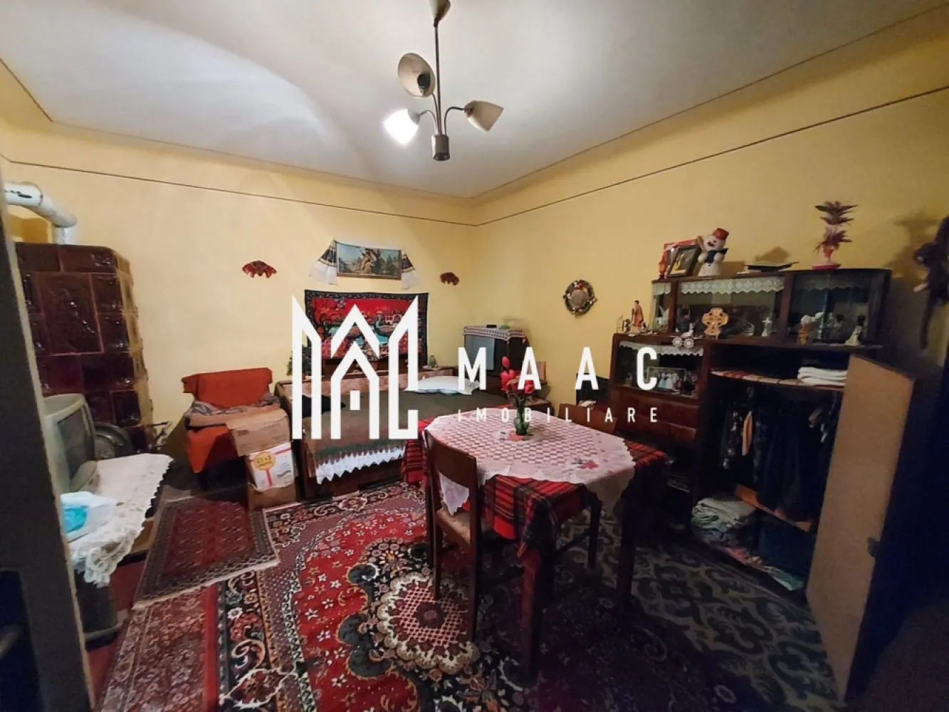 Casa 3 camere | 760 MP Teren | Slimnic - MAAC Imobiliare vă propune spre vânzare o proprietate tradițională cu potențial, situată în comuna Slimnic, ideală pentru locuință permanentă sau casă de vacanță. Detalii proprietate: Suprafață utilă: 80 mp Compartimentare: 3 camere Bucătărie Baie Bucătărie de vară cu cuptor de pâine Pivniță Anexe: Șură Grădină spațioasă Anexe gospodărești Avantaje: Zonă liniștită, cu aer curat și acces facil către Sibiu Potențial de amenajare pentru locuință de vacanță, pensiune sau gospodărie tradițională Pentru mai multe detalii și programarea unei vizionări, vă invităm să ne contactați, menționând ID: CP2503575 }}