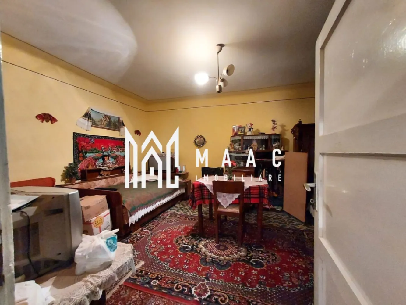 Casa 3 camere | 760 MP Teren | Slimnic - MAAC Imobiliare vă propune spre vânzare o proprietate tradițională cu potențial, situată în comuna Slimnic, ideală pentru locuință permanentă sau casă de vacanță. Detalii proprietate: Suprafață utilă: 80 mp Compartimentare: 3 camere Bucătărie Baie Bucătărie de vară cu cuptor de pâine Pivniță Anexe: Șură Grădină spațioasă Anexe gospodărești Avantaje: Zonă liniștită, cu aer curat și acces facil către Sibiu Potențial de amenajare pentru locuință de vacanță, pensiune sau gospodărie tradițională Pentru mai multe detalii și programarea unei vizionări, vă invităm să ne contactați, menționând ID: CP2503575 }}