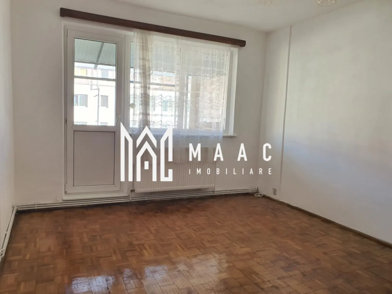 Apartament 2 camere | 48mp utili | Zona Rahovei - MAAC Imobiliare vă propune spre vânzare un apartament cu 2 camere semidecomandate, situat în zona Rahovei, retras de la strada principală, într-un cartier foarte liniștit, cu multă verdeață — ideal pentru cei care caută confort și intimitate.

 Detalii apartament
Etaj: 4 din 5
Compartimentare: semidecomandată
Balcon generos
Centrală proprie
Izolat atât la exterior, cât și la interior

 Compartimentare
2 camere semidecomandate
Bucătărie închisă
2 holuri
Debara
Cămară
Dressing
Balcon spațios

 Dotări & finisaje
Zugrăvit recent
Parchet din lemn lăcuit
Uși din lemn lăcuite
Centrală termică proprie
Izolație exterioară și interioară

 Stare apartament
Apartamentul trebuie mobilat si utilat, oferind posibilitatea personalizării după gustul noului proprietar.

 Avantaje
Zonă retrasă de la strada principală
Foarte liniștită, cu mult spațiu verde
Compartimentare practică, cu multe spații de depozitare
Potrivit pentru locuit sau investiție

 Locație: Zona Rahovei — foarte aproape de Shopping City, Lidl, Kaufland, Mega Image, școli, mijloace de transport, dar ferit de zgomotul urban.

📞 Contactează-ne pentru mai multe detalii sau pentru a programa o vizionare, menționați CP2854733!