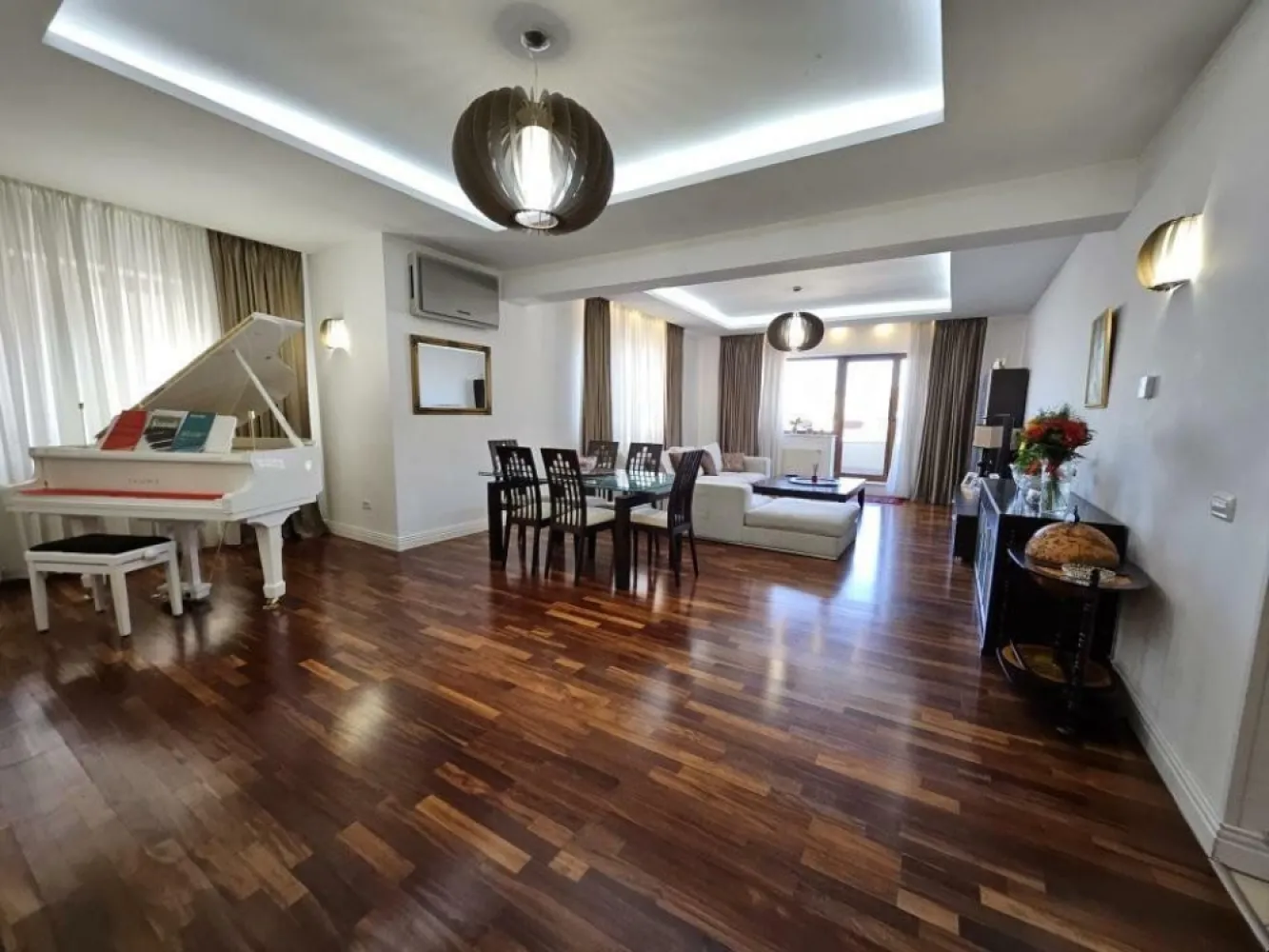 Ap. 3 cam. Herastrau Nordului 3 bai view liber parcare boxa. - Apartament superb de 3 camere situat in Cartierul Francez, la 3 minute de Parcul Herastrau.

Foarte important: beneficiaza de vedere libera, fara posibilitatea de a fi obturata ulterior.

Compartimentare - hol, living + dining, baie de oaspeti, bucatarie spatioasa inchisa cu iesire in terasa, terasa mare, 2 dormitoare, inca 2 bai cu cada si dus walk-in, dressing walk-in si balcon inchis.

Se preda asa cum este in poze, complet mobilat si utilat.

In pret sunt incluse - loc de parcare individual (incadrat de pereti) in garaj + boxa.