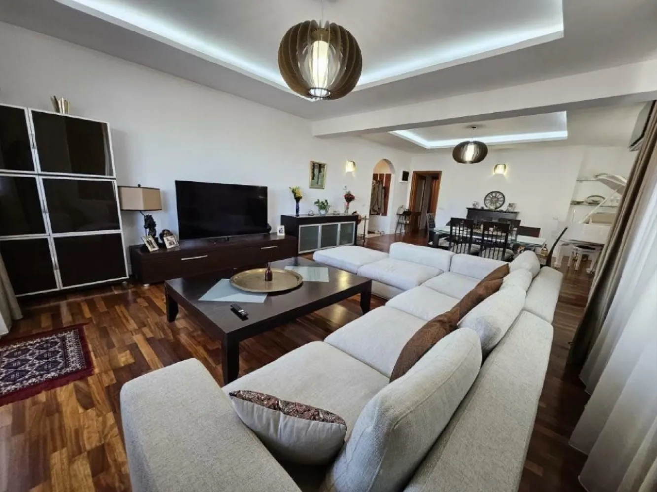 Ap. 3 cam. Herastrau Nordului 3 bai view liber parcare boxa. - Apartament superb de 3 camere situat in Cartierul Francez, la 3 minute de Parcul Herastrau.

Foarte important: beneficiaza de vedere libera, fara posibilitatea de a fi obturata ulterior.

Compartimentare - hol, living + dining, baie de oaspeti, bucatarie spatioasa inchisa cu iesire in terasa, terasa mare, 2 dormitoare, inca 2 bai cu cada si dus walk-in, dressing walk-in si balcon inchis.

Se preda asa cum este in poze, complet mobilat si utilat.

In pret sunt incluse - loc de parcare individual (incadrat de pereti) in garaj + boxa.