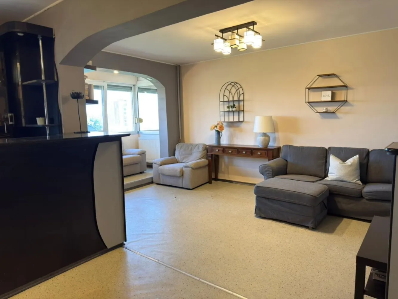 Ap 3 camere, decomandat,etaj 5 – zona Piața Rogerius.Pret 112.000 euro