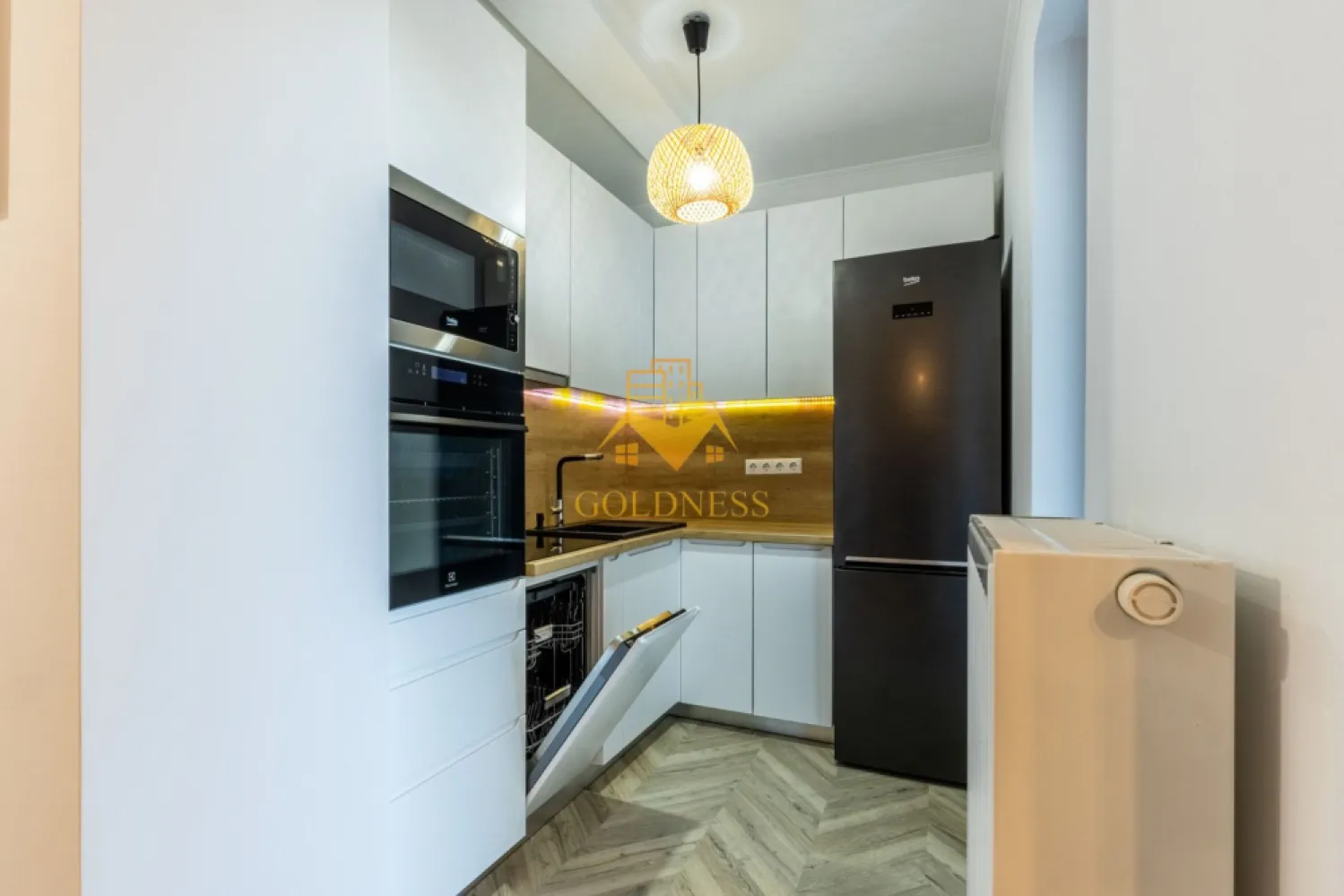 3 camere, Premium, bloc nou, parcare, Andrei Muresanu Zona Sigma, Revo - Goldness Imobiliare propune spre închiriere un apartament cu 3 camere, complet mobilat și utilat, situat la parter înalt într-un imobil nou cu 4 etaje, în cartierul Andrei Mureșanu.
Locuința este compartimentată astfel:
• dormitor matrimonial cu pat de 180 cm, dressing generos, birou și spații de depozitare
• dormitor cu pat dublu de 160 cm, sertare de depozitare și dressing
• living cu bucătărie open-space complet utilată, canapea extensibilă, zonă de dining și TV
• baie principală cu cadă, calorifer port-prosop și dulap de depozitare
• baie de serviciu cu spațiu suplimentar de depozitare
• terasă cu vedere spre oraș și spațiu de depozitare pe balcon
• spațiu de depozitare suplimentar pe hol
Dotări: mașină de spălat vase, plită electrică, mașină de spălat haine și uscător AEG.
Zona oferă acces rapid la stații de transport în comun, magazine, restaurante, spații verzi, farmacii, sală de fitness, locuri de joacă pentru copii și Universitatea Tehnică.
Apartamentul dispune de loc de parcare subterană.
Se percepe un comision de 50% din valoarea unei luni de chirie.