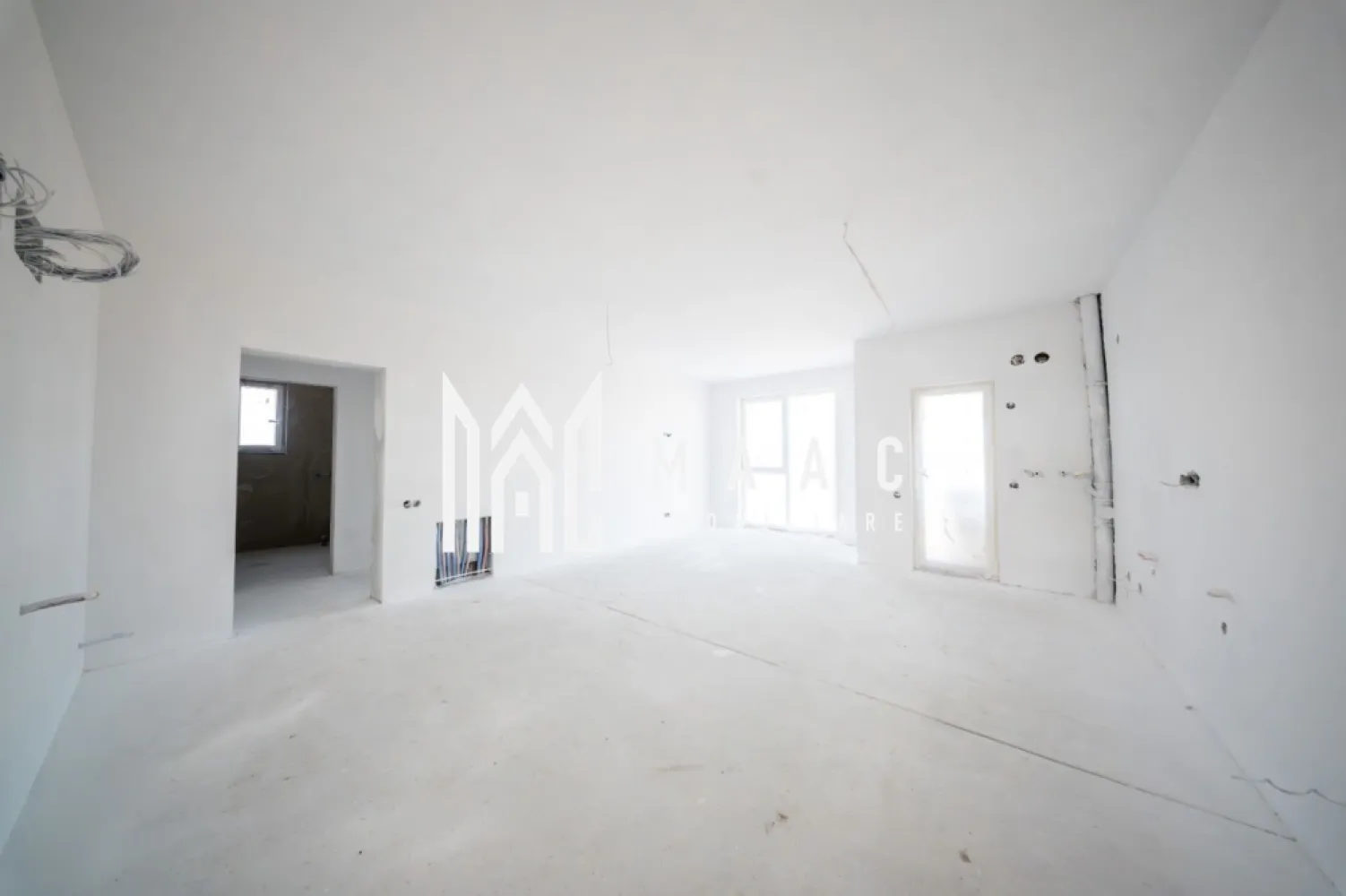 Apartamente 2 camere | 47 mp I Predare la Cheie| Balcon I Selimbar - MAAC Imobiliare vă propune spre vânzare un apartament modern cu 2 camere decomandate, situat în Sibiu – ideal pentru locuit sau investiție.
Suprafață utilă: 47 mp
Logie: 4 mp – perfectă pentru momente de relaxare

Compartimentare inteligentă:
Living luminos, cu spațiu generos pentru relaxare
Dormitor confortabil
Bucătărie separată
Baie modernă, complet utilată
Hol spațios cu loc pentru depozitare
Logie de 4 mp

Apartamentul se predă la cheie, cu finisaje moderne și materiale de calitate, fiind pregătit pentru mutare imediată. Compartimentarea decomandată oferă confort, intimitate și un spațiu bine organizat.

Locație și avantaje:
Situat într-o zonă rezidențială în plină dezvoltare
Acces rapid către Shopping City Sibiu
Stație de autobuz în apropiere, pentru deplasări rapide în oraș
Acces facil către principalele puncte de interes

Parcare:
Loc de parcare disponibil – 5.000 € (se achiziționează separat)

Predare:
Estimată pentru perioada iunie–iulie

Modalități de plată:
Cash
Credit bancar

Pentru mai multe informatii si pentru a programa o vizionare, va rugam specificati ID: CP2949649