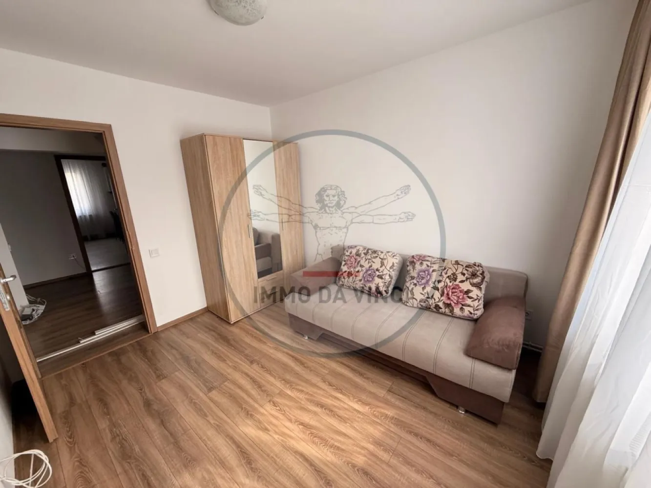 🔑 Apartament 4 camere | 4 dormitoare | 2 băi | 84 mp | Mărăști – Expo - 🔑 Apartament 4 camere | 4 dormitoare | 2 băi | 84 mp | Mărăști – Expo Transilvania

Oferim spre închiriere un apartament spațios și luminos, situat în cartierul Mărăști, zona Expo Transilvania, pe strada Dâmboviței nr. 71, etaj 2 din 4.

📐 Suprafață utilă: aproximativ 84 mp
🌞 Expunere sud-vestică – apartament luminos pe tot parcursul zilei

🏠 Compartimentare:
4 camere (4 dormitoare)
3 dormitoare cu pat matrimonial
1 dormitor cu canapea extensibilă
Bucătărie închisă, complet mobilată și utilată
2 băi (una cu cadă, una cu cabină de duș)
Hol generos
Balcon

🛋 Dotări:
Mobilat complet
Electrocasnice (frigider, aragaz, mașină de spălat etc.)
Spații multiple de depozitare
Centrală termică proprie
Finisaje moderne
Etaj intermediar (2/4)

📍 Localizare excelentă:
Aproape de Expo Transilvania
Stații de autobuz în imediata apropiere
Magazine, supermarketuri, farmacii
Acces facil spre centru și FSEGA / Iulius Mall

Ideal pentru familie, grup de studenți sau persoane care își doresc un apartament compartimentat eficient, într-o zonă foarte bine conectată la oraș.

📞 Pentru detalii și vizionări:
0756 935 933
0749 367 179