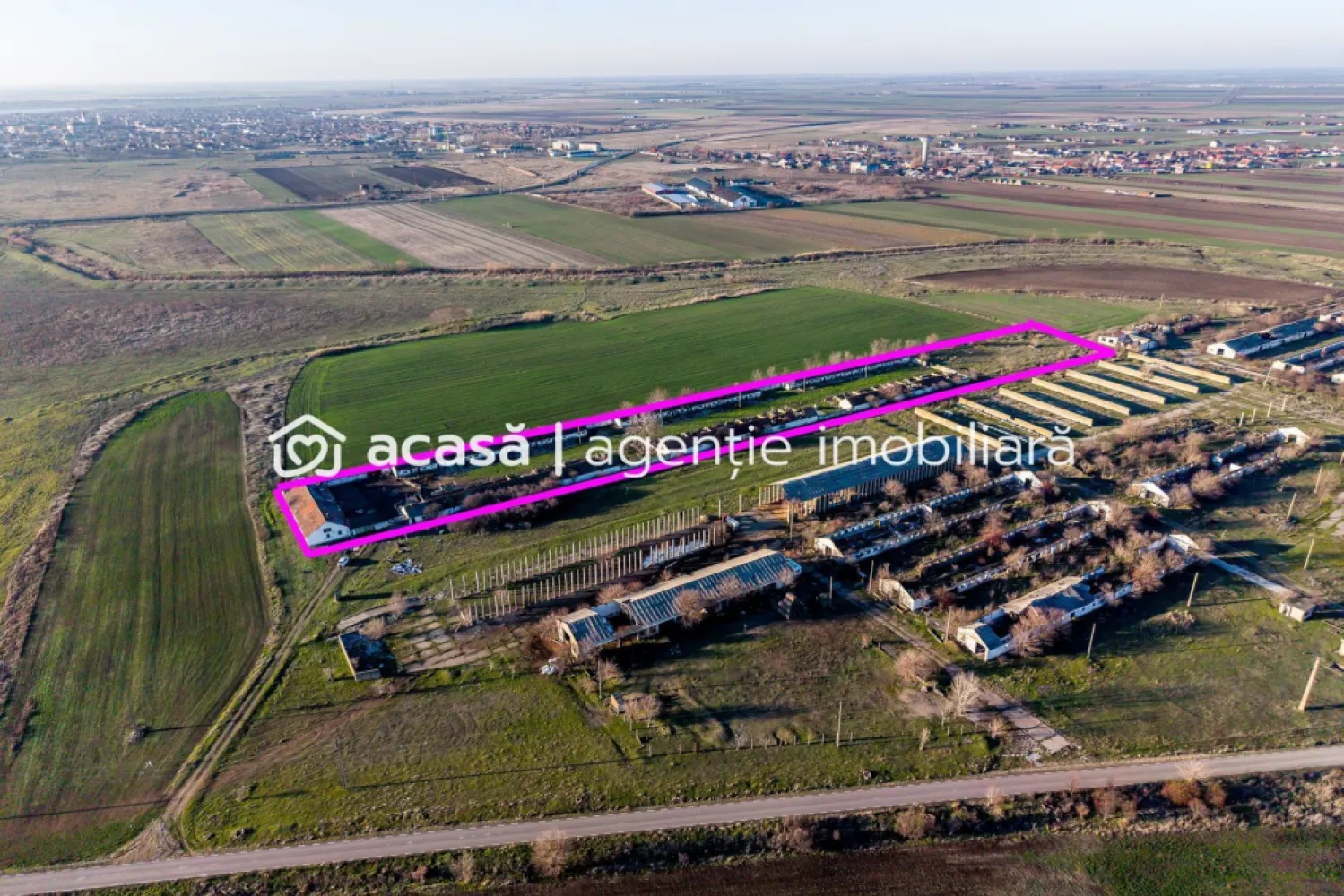 NĂDLAC | Teren 1.15 HA lângă Autostradă | 2.500mp Hale - Locație strategică pentru afacerea ta, la poarta de ieșire spre Europa! Această proprietate de peste 1 hectar, dotată cu hale și curent trifazic, oferă acces imediat la Autostrada E68 și DN7, fiind soluția ideală pentru un hub logistic sau o unitate de producție.

Vă oferim spre vânzare o proprietate cu potențial investițional ridicat, situată strategic în Nădlac, la intersecția principalelor fluxuri de transport internațional.

Cu o configurație versatilă (teren generos + clădiri existente), acest activ imobiliar este pregătit să susțină operațiuni comerciale, industriale sau de depozitare la scară mare.

Date-cheie ale proprietății:
Suprafață teren: 11.467 mp (1.15 Hectare) – teren plan, cu acces facil.
Construcții: aproximativ 2.500 mp suprafață construită (hale/anexe), oferind un avantaj imens în termeni de costuri de pornire.
Locație: lângă DN7 și nodul de urcare pe Autostrada E68 (A1), în imediata proximitate a frontierei cu Ungaria.

Utilități și Facilități:
Energie electrică: curent trifazic cu putere instalată de 35 kW.
Apă: sursă proprie prin foraj la 45 m adâncime.
Acces: drum facil proiectat pentru vehicule de mare tonaj (TIR).
Context: vecinătatea cu un parc fotovoltaic subliniază potențialul energetic și industrial al zonei.

Destinații recomandate:
Logistică & depozitare: hub de tranzit pentru mărfuri internaționale.
Unitate de producție: spații pretabile pentru diverse activități industriale.
Agro-business: centru de colectare sau depozitare utilaje.
Parcare camioane / service: datorită proximității de vamă și autostradă.

Preț de vânzare: 180.000 € | Comision 0% pentru cumpărător

Proprietatea reprezintă un pachet complet: teren, utilități și clădiri, într-una dintre cele mai dinamice zone economice de graniță din România.

📞 Contactați-mă pentru detalii tehnice și vizionări:
Sebastian Nica – 0722 252 639
