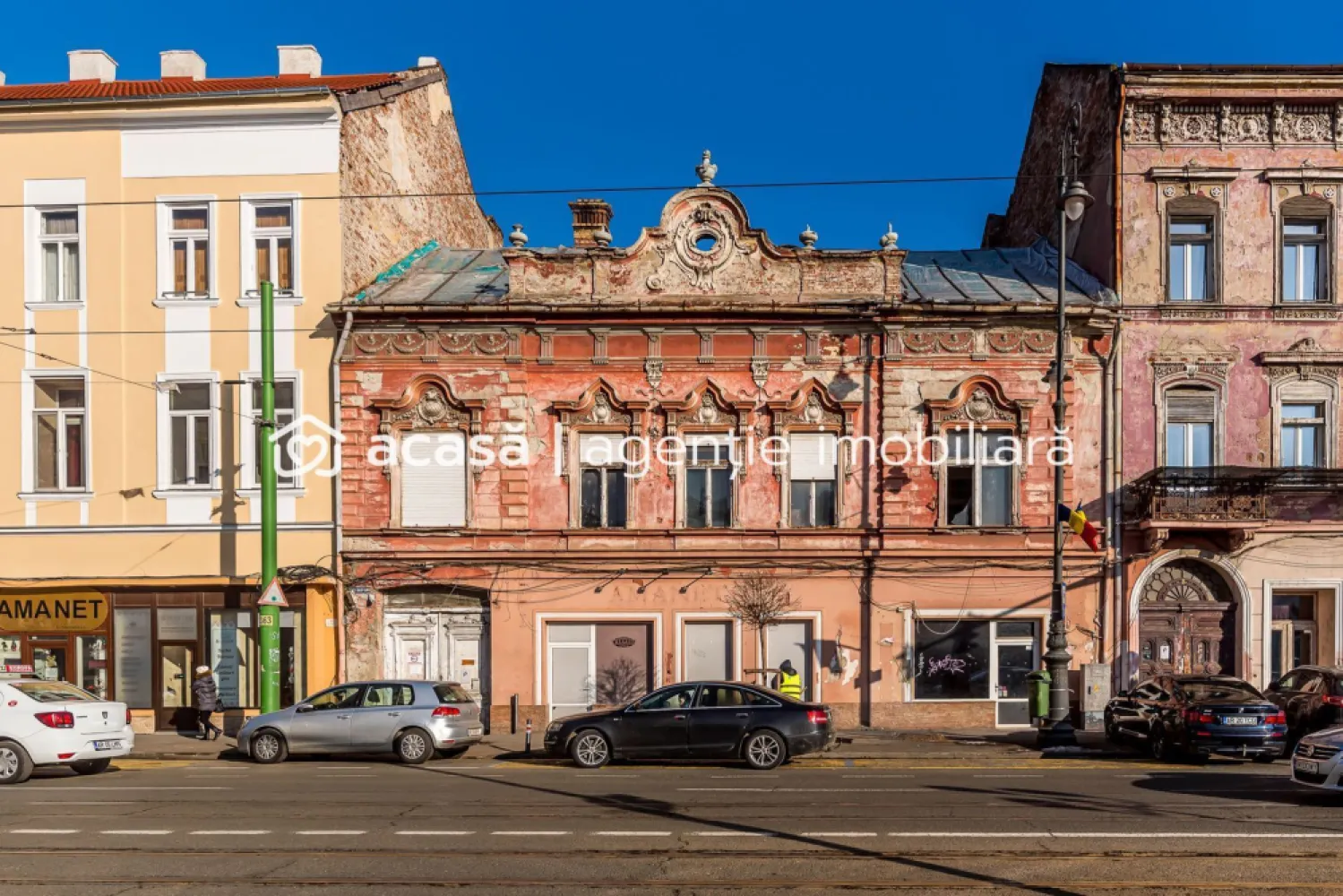 Clădire ultracentrală Arad | lângă Teatru | NU este Monument! - Oportunitate Investiție | Clădire Ultracentrală Arad | Lângă Teatru | NU este Monument!
Activ imobiliar care să permite o reconfigurare totală fără restricțiile specifice monumentelor istorice. Această clădire situată în inima Aradului reprezintă pânza albă perfectă pentru un proiect rezidențial de lux, un hub de birouri sau o clinică medicală de prestigiu.

Vă prezentăm spre achiziție o proprietate strategică, situată ultracentral, lângă Teatrul de Stat din Arad – o zonă cu trafic pietonal intens și vizibilitate maximă.

Această clădire este ideală pentru dezvoltatorii care doresc să creeze un proiect reprezentativ, beneficiind de un teren generos și de o structură versatilă.

Date-cheie pentru Investitori:
Flexibilitate urbanistică: clădirea NU este încadrată ca monument istoric, oferind un proces de autorizare mult mai rapid și simplu.
Suprafață teren: 1.418 mp (unul dintre cele mai mari terenuri disponibile în zona zero).
Structură: parter cu spații comerciale (vitrine la stradă) + Etaj.
Acces auto facil în curtea interioară spațioasă.

Necesită renovare completă – avantajul de a implementa de la zero standarde moderne (Smart Home, eficiență energetică, compartimentare open-space).

Potențial de extindere (opțiune strategică):
Există posibilitatea de a achiziționa o parcelă alipită de 439 mp cu acces separat din strada Unirii. Această adiție crește semnificativ valoarea proiectului prin asigurarea unui flux dublu de acces și spațiu suplimentar de dezvoltare.

Destinații recomandate:
Rezidențial premium: apartamente de tip loft sau regim hotelier de lux.
Business: hub de birouri, sediu de bancă sau reprezentanță corporativă.
Medical/Educațional: clinică privată, centru de diagnostic sau instituție de învățământ.
Retail & Leisure: restaurant gourmet, spații comerciale de tip boutique.

Detalii financiare:
Preț: 720.000 € | Comision 0% pentru cumpărător

Proprietatea reprezintă o investiție sigură, într-o locație unde valoarea terenului și a spațiului construit este într-o continuă creștere.

📞 Pentru detalii tehnice, planuri și vizionări:
Sebastian Nica – 0722 252 639