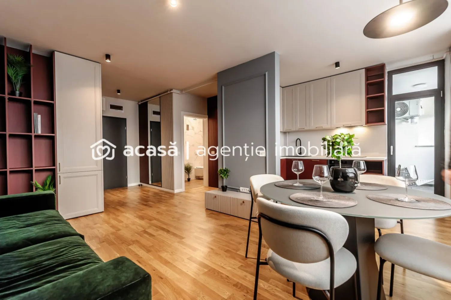 XCity Towers: 3 camere modern, etaj 2, living generos - Apartament modern cu 3 camere (2 dormitoare), situat în ansamblul rezidențial XCity Towers – Timișoara, la etajul 2 din 16, ideal atât pentru locuire, cât și pentru investiție.

Locuința are o suprafață utilă de 73 mp și se remarcă printr-un living generos de 24 mp, cu acces direct către un balcon spațios de 10 mp, perfect pentru relaxare sau amenajarea unui colț verde urban.

Compartimentare eficientă:

living spațios cu zonă de zi și ieșire pe balcon
2 dormitoare bine proporționate
bucătărie integrată în zona de zi
baie / grup sanitar
balcon de 10 mp

Apartamentul se predă complet finisat, cu obiecte sanitare incluse, finisaje moderne și materiale de calitate, gata pentru mutare sau valorificare imediată.

Ansamblul XCity Towers oferă un stil de viață urban modern, cu spații verzi generoase, arhitectură contemporană și acces rapid către centre comerciale, școli, restaurante și transport public.

✔️ Etaj intermediar – confort termic și acces facil
✔️ Proiect rezidențial premium
✔️ Cerere ridicată pentru închiriere
✔️ Achiziție direct de la dezvoltator, fără comision

📞 Contact:
Andrei Caracioni telefon 0757 662 907
 

Nu dispui de toată suma? Te ajutăm noi gratuit! Îți obținem oferte de la 16 bănci.

Ai o proprietate de vânzare în Arad și vrei să știi cât valorează cu adevărat?
Sună-mă pentru o evaluare gratuită, fără obligații.

Birou: ACASĂ | Agenție imobiliară Arad
Bulevardul Decebal 2, Arad 310133

Cod proprietate: CP2903787