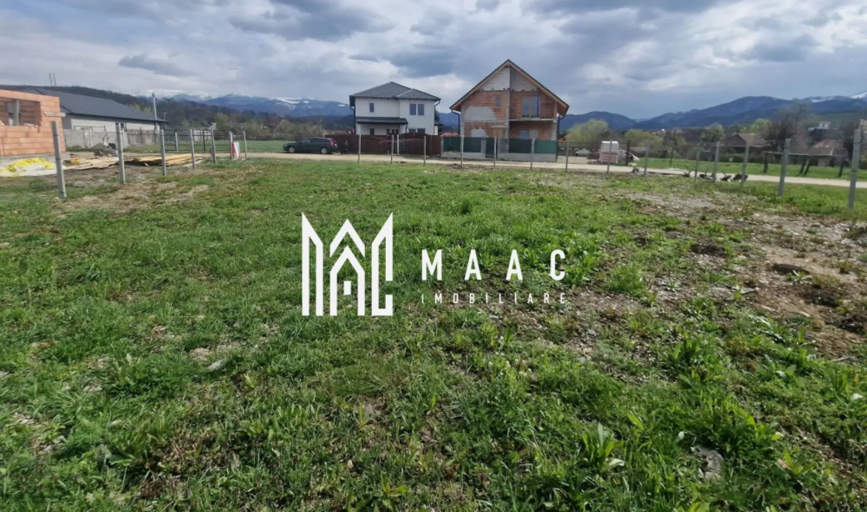 Teren Intravilan I 464 MPU I Talmaciu Zona Centrală - MAAC Imobiliare va ofera spre vanzare teren in zona centrala a orasului cu acces facil din DN7, dar nu la stradă pentru a fi deranjat de trafic. - zona foarte buna cu un potential foarte mare de dezvoltare. - teren intabulat - 1 minut pana la DN7 - 2 minute pana in centru - 5 minute de mers pe jos pana la dispensar, laborator analize, biserici, gara CFR, magazine alimentare si nealimentare - 7 minute de mers pe jos pana la scoala, liceu, primarie - 20 km pana in Sibiu - supermarket si centru medical aflate în apropiere 7min de mers pe jos - tip teren: intravilan, fără interdicții, liber de sarcini. - suprafata : 464 mp - deschidere la un singur front : 27 ml - utilitati apa curenta si canalizare trase pe teren, curent in imediata apropriere max 10 m, - teren drept si curat - POT MAXIM ADMIS: 50% - CUT: 2.5 - INALTIME MAXIMA ADMISA: 20m Pentru mai multe detalii specificatii telefonic ca ati vazut anuntul cu ID:CP2501621 }}