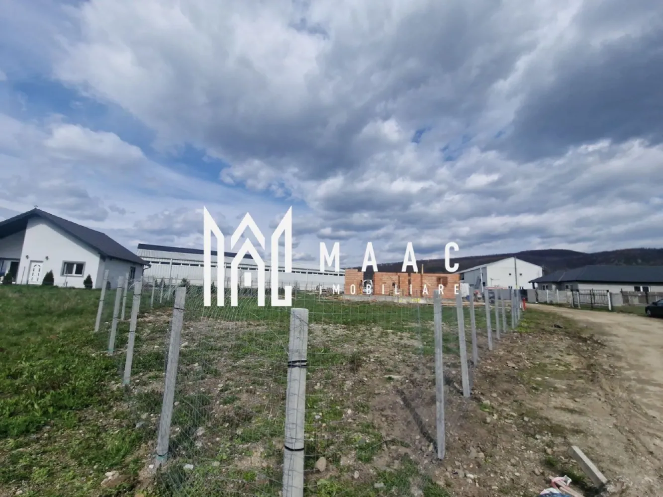 Teren Intravilan I 464 MPU I Talmaciu Zona Centrală - MAAC Imobiliare va ofera spre vanzare teren in zona centrala a orasului cu acces facil din DN7, dar nu la stradă pentru a fi deranjat de trafic. - zona foarte buna cu un potential foarte mare de dezvoltare. - teren intabulat - 1 minut pana la DN7 - 2 minute pana in centru - 5 minute de mers pe jos pana la dispensar, laborator analize, biserici, gara CFR, magazine alimentare si nealimentare - 7 minute de mers pe jos pana la scoala, liceu, primarie - 20 km pana in Sibiu - supermarket si centru medical aflate în apropiere 7min de mers pe jos - tip teren: intravilan, fără interdicții, liber de sarcini. - suprafata : 464 mp - deschidere la un singur front : 27 ml - utilitati apa curenta si canalizare trase pe teren, curent in imediata apropriere max 10 m, - teren drept si curat - POT MAXIM ADMIS: 50% - CUT: 2.5 - INALTIME MAXIMA ADMISA: 20m Pentru mai multe detalii specificatii telefonic ca ati vazut anuntul cu ID:CP2501621 }}