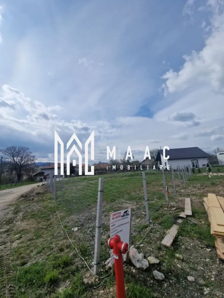 Teren Intravilan I 464 MPU I Talmaciu Zona Centrală - MAAC Imobiliare va ofera spre vanzare teren in zona centrala a orasului cu acces facil din DN7, dar nu la stradă pentru a fi deranjat de trafic. - zona foarte buna cu un potential foarte mare de dezvoltare. - teren intabulat - 1 minut pana la DN7 - 2 minute pana in centru - 5 minute de mers pe jos pana la dispensar, laborator analize, biserici, gara CFR, magazine alimentare si nealimentare - 7 minute de mers pe jos pana la scoala, liceu, primarie - 20 km pana in Sibiu - supermarket si centru medical aflate în apropiere 7min de mers pe jos - tip teren: intravilan, fără interdicții, liber de sarcini. - suprafata : 464 mp - deschidere la un singur front : 27 ml - utilitati apa curenta si canalizare trase pe teren, curent in imediata apropriere max 10 m, - teren drept si curat - POT MAXIM ADMIS: 50% - CUT: 2.5 - INALTIME MAXIMA ADMISA: 20m Pentru mai multe detalii specificatii telefonic ca ati vazut anuntul cu ID:CP2501621 }}