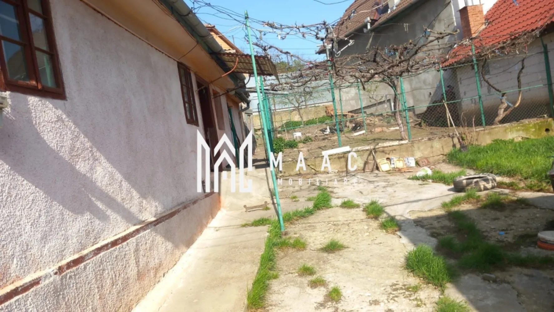 Casa de vanzare I 259 MPU I Ocna Sibiului - MAAC Imobiliare vă propune o casă primitoare în Ocna Sibiului, la doar 18 km de Sibiu. Caracteristici proprietate: 2 camere spațioase, perfecte pentru relaxare. Bucătărie primitoare. Hol generos, care conectează încăperile. Cămară practică, pentru depozitarea lucrurilor necesare. Necesita usoare lucrari de renovare/modernizare. Avantaje importante: Casă locuibilă, având toate utilitățile (apă, gaz, electricitate, canalizare) Amplasată într-o zonă liniștită, cu acces rapid la facilitățile orasului. Perfectă pentru rezidenta sau ca investiție într-o locație turistică foarte buna. Pentru mai mullte detalii specificatii telefonic ca ati vazut anuntul cu ID:CP2500919 }}