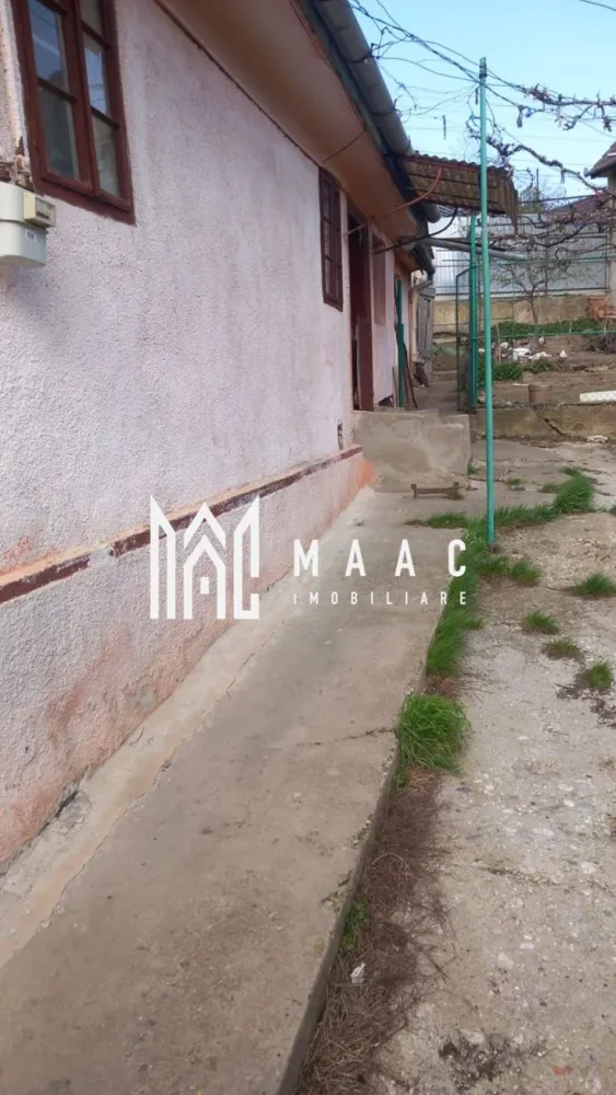 Casa de vanzare I 259 MPU I Ocna Sibiului - MAAC Imobiliare vă propune o casă primitoare în Ocna Sibiului, la doar 18 km de Sibiu. Caracteristici proprietate: 2 camere spațioase, perfecte pentru relaxare. Bucătărie primitoare. Hol generos, care conectează încăperile. Cămară practică, pentru depozitarea lucrurilor necesare. Necesita usoare lucrari de renovare/modernizare. Avantaje importante: Casă locuibilă, având toate utilitățile (apă, gaz, electricitate, canalizare) Amplasată într-o zonă liniștită, cu acces rapid la facilitățile orasului. Perfectă pentru rezidenta sau ca investiție într-o locație turistică foarte buna. Pentru mai mullte detalii specificatii telefonic ca ati vazut anuntul cu ID:CP2500919 }}