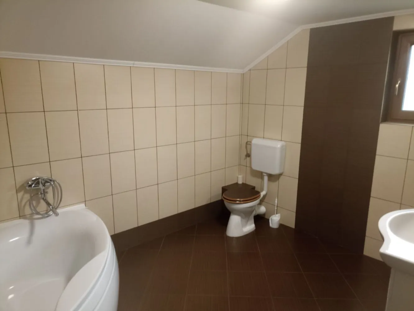 BRASADAS vinde casa NOUA 4 cam 6.5 ari. - Agenția imobiliara BRASADAS vinde casa individuala cu 6 camere si teren aferent 650mp construcție 2010.
Www.brasadas.com.