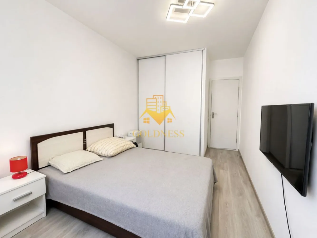 2 Camere Openspace, Petfriendly,Iris, Parcare, Auchan, Lidl, 18 Gym. - GOLDNESS Imobiliare vă propune spre închiriere un apartament cu 2 camere complet mobilat și utilat, la etajul 7 într-un imobil de 8 etaje, în Cartierul Iris.
Parcare exterioara 50E lunar!
Se află în apropierea stațiilor de transport în comun, magazine, restaurante, spații verzi, farmacii, etc. 

Apartamentul este compartimentat astfel:
 - dormitor cu pat matrimonial, dressing, noptiere
 - living cu bucatarie open space complet utilată și mobilată, canapea extensibilă, loc de servit masa 
 - baie cu cada, calorifer port prosop și dulap pentru depozitare.
 - balcon 5 mp.

Imobilul este dotat cu toate cele necesare- centrală proprie, frigider, aragaz, hotă, mașină de spălat haine, etc. 

Dacă sunteți interesați de acest apartament și doriți să îl vizionați, dar și pentru alte oferte nu ezitați să ne contactați telefonic sau prin e-mail. Vă stăm la dispoziție!
Pentru intermediere se percepe un comision de 50% din prețul chiriei!