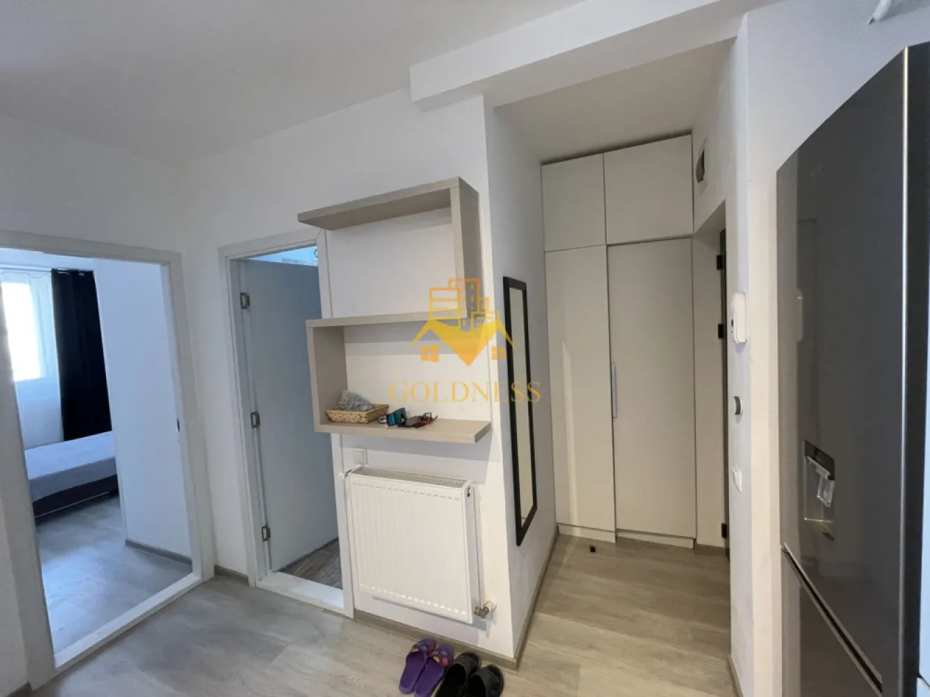 2 Camere Openspace, Petfriendly,Iris, Parcare, Auchan, Lidl, 18 Gym. - GOLDNESS Imobiliare vă propune spre închiriere un apartament cu 2 camere complet mobilat și utilat, la etajul 7 într-un imobil de 8 etaje, în Cartierul Iris.
Parcare exterioara 50E lunar!
Se află în apropierea stațiilor de transport în comun, magazine, restaurante, spații verzi, farmacii, etc. 

Apartamentul este compartimentat astfel:
 - dormitor cu pat matrimonial, dressing, noptiere
 - living cu bucatarie open space complet utilată și mobilată, canapea extensibilă, loc de servit masa 
 - baie cu cada, calorifer port prosop și dulap pentru depozitare.
 - balcon 5 mp.

Imobilul este dotat cu toate cele necesare- centrală proprie, frigider, aragaz, hotă, mașină de spălat haine, etc. 

Dacă sunteți interesați de acest apartament și doriți să îl vizionați, dar și pentru alte oferte nu ezitați să ne contactați telefonic sau prin e-mail. Vă stăm la dispoziție!
Pentru intermediere se percepe un comision de 50% din prețul chiriei!