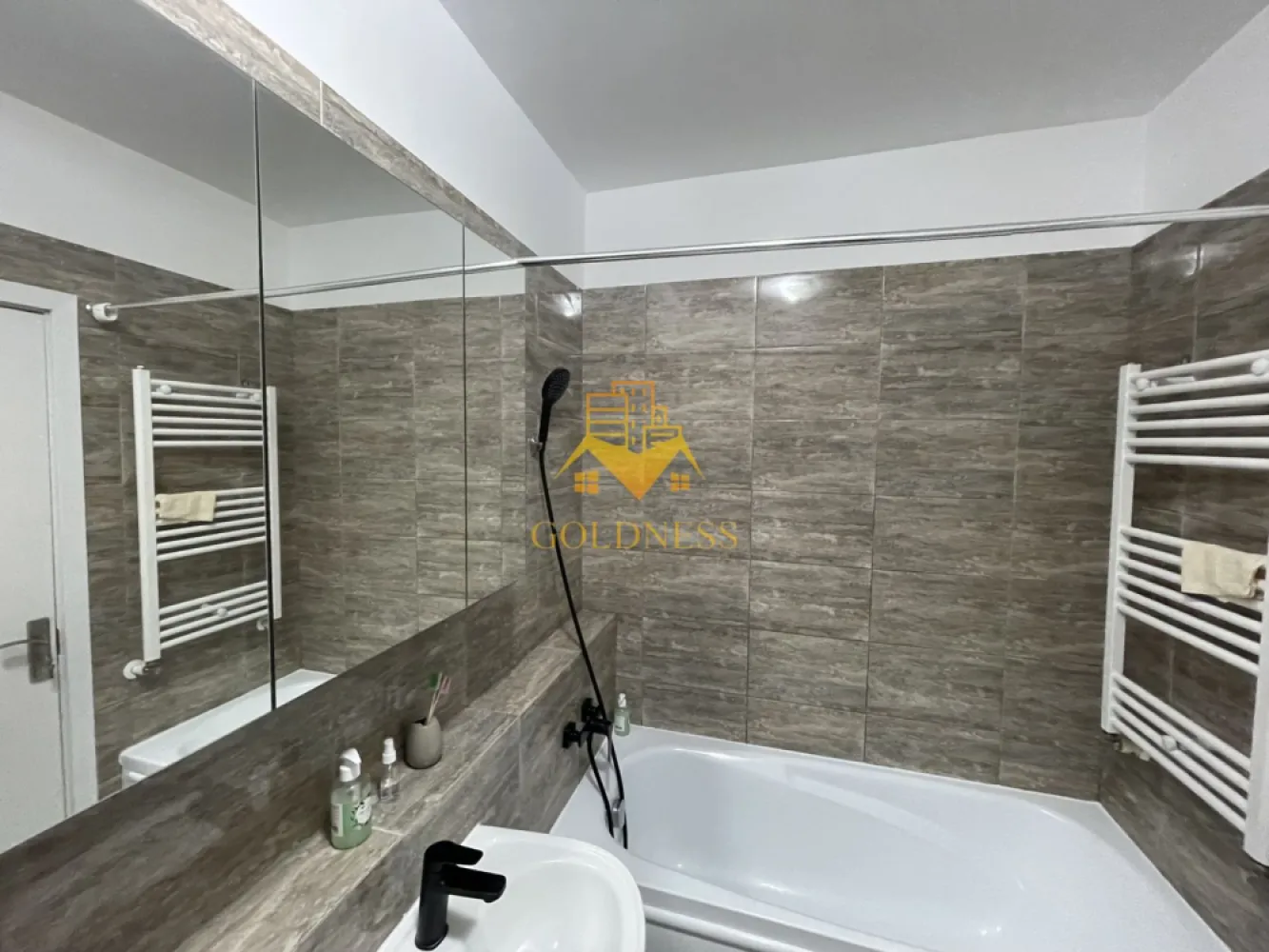 2 Camere Openspace, Petfriendly,Iris, Parcare, Auchan, Lidl, 18 Gym. - GOLDNESS Imobiliare vă propune spre închiriere un apartament cu 2 camere complet mobilat și utilat, la etajul 7 într-un imobil de 8 etaje, în Cartierul Iris.
Parcare exterioara 50E lunar!
Se află în apropierea stațiilor de transport în comun, magazine, restaurante, spații verzi, farmacii, etc. 

Apartamentul este compartimentat astfel:
 - dormitor cu pat matrimonial, dressing, noptiere
 - living cu bucatarie open space complet utilată și mobilată, canapea extensibilă, loc de servit masa 
 - baie cu cada, calorifer port prosop și dulap pentru depozitare.
 - balcon 5 mp.

Imobilul este dotat cu toate cele necesare- centrală proprie, frigider, aragaz, hotă, mașină de spălat haine, etc. 

Dacă sunteți interesați de acest apartament și doriți să îl vizionați, dar și pentru alte oferte nu ezitați să ne contactați telefonic sau prin e-mail. Vă stăm la dispoziție!
Pentru intermediere se percepe un comision de 50% din prețul chiriei!