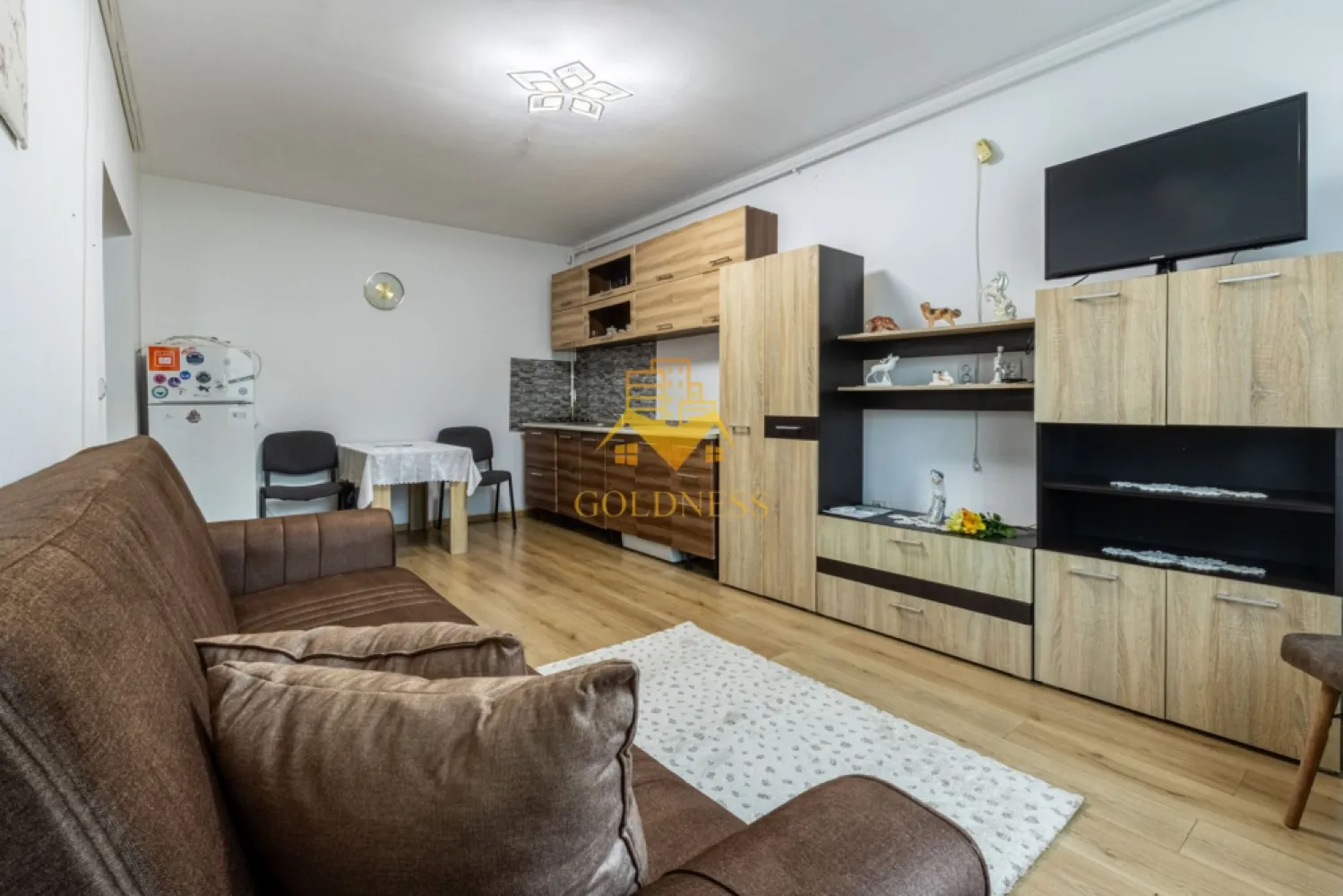 2 camere, modern, Gheorgheni Teodor Mihali Zona FSEGA Iulius Mall - GOLDNESS Imobiliare vă propune spre închiriere un apartament cu 2 camere complet mobilat și utilat, la etajul 3 într-un imobil de 4 etaje, în Cartierul Gheorgheni.
Posibilitate de parcare in zona!
Se află în apropierea stațiilor de transport în comun, magazine, restaurante, spații verzi, farmacii, etc. 

Apartamentul este compartimentat astfel:
 - dormitor cu pat matrimonial, dressing, noptiere
 - living cu bucatarie open space complet utilată și mobilată, canapea extensibilă, loc de servit masa 
 - baie cu cabina de dus, calorifer port prosop și dulap pentru depozitare.

Imobilul este dotat cu toate cele necesare- centrală proprie, frigider, aragaz, hotă, mașină de spălat haine, etc. 

Dacă sunteți interesați de acest apartament și doriți să îl vizionați, dar și pentru alte oferte nu ezitați să ne contactați telefonic sau prin e-mail. Vă stăm la dispoziție!

Pentru intermediere se percepe un comision de 50% din prețul chiriei!