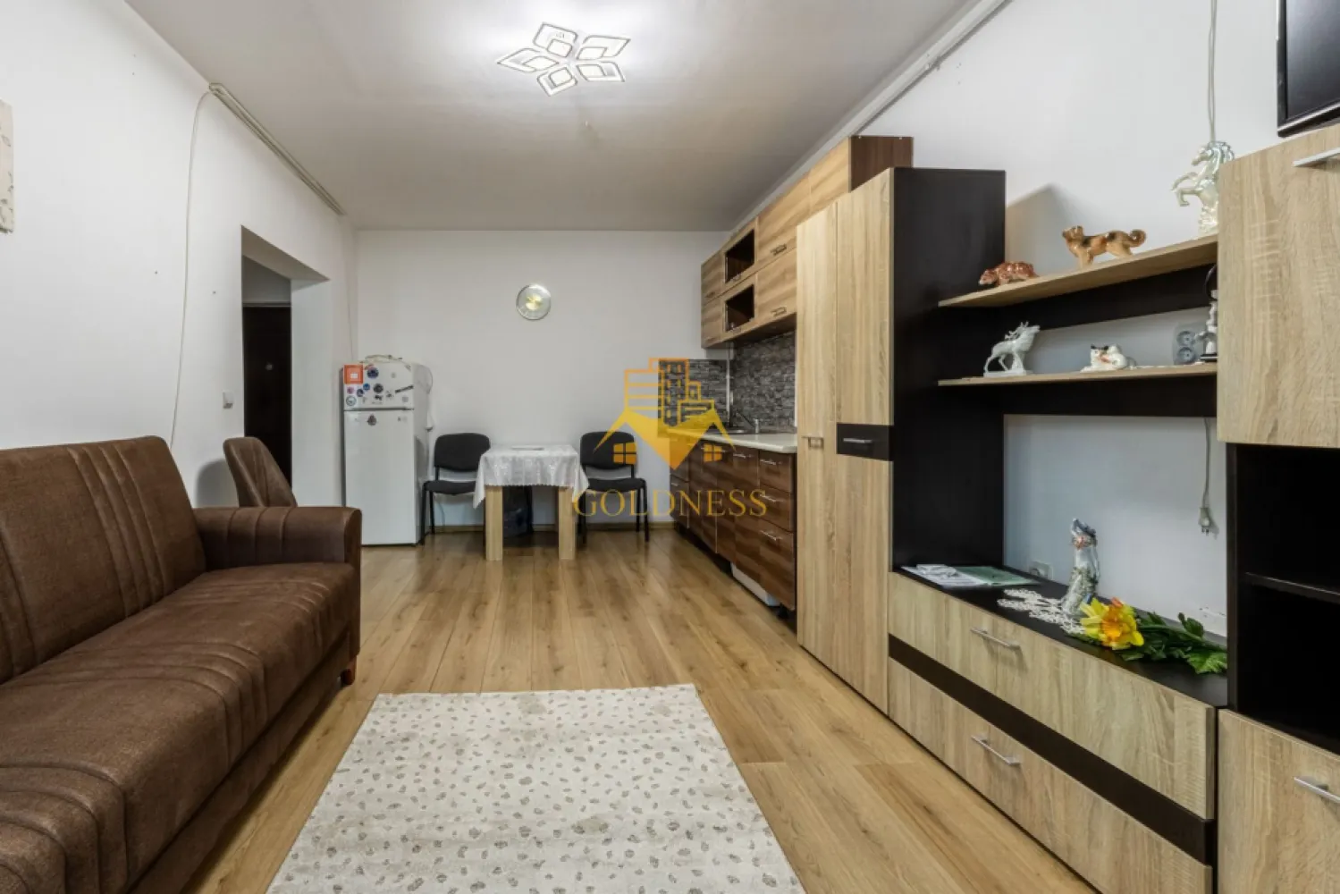 2 camere, modern, Gheorgheni Teodor Mihali Zona FSEGA Iulius Mall - GOLDNESS Imobiliare vă propune spre închiriere un apartament cu 2 camere complet mobilat și utilat, la etajul 3 într-un imobil de 4 etaje, în Cartierul Gheorgheni.
Posibilitate de parcare in zona!
Se află în apropierea stațiilor de transport în comun, magazine, restaurante, spații verzi, farmacii, etc. 

Apartamentul este compartimentat astfel:
 - dormitor cu pat matrimonial, dressing, noptiere
 - living cu bucatarie open space complet utilată și mobilată, canapea extensibilă, loc de servit masa 
 - baie cu cabina de dus, calorifer port prosop și dulap pentru depozitare.

Imobilul este dotat cu toate cele necesare- centrală proprie, frigider, aragaz, hotă, mașină de spălat haine, etc. 

Dacă sunteți interesați de acest apartament și doriți să îl vizionați, dar și pentru alte oferte nu ezitați să ne contactați telefonic sau prin e-mail. Vă stăm la dispoziție!

Pentru intermediere se percepe un comision de 50% din prețul chiriei!