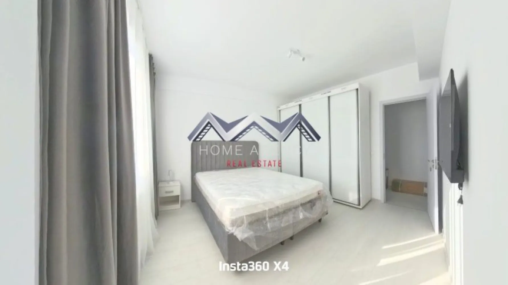 Apartament nou, mobilat, utilat, parcare si TVA incluse, comision 0 - Dacă visezi la propriul tău loc, unde confortul și liniștea se îmbină perfect, acest apartament este alegerea potrivită. Gata de mutare, complet mobilat și utilat cu piese moderne și electrocasnice noi, apartamentul îți oferă șansa unui nou început fără griji sau costuri suplimentare.

Locuința are o suprafață utilă de 46 mp, completată de un balcon generos de 4.8 mp – perfect pentru momente de relaxare. Orientarea spre Sud aduce lumină naturală pe tot parcursul zilei, iar compartimentarea inteligentă oferă un hol spațios, ușor de transformat într-o zonă suplimentară de depozitare.

Apartamentul se află la etajul 2 al unui bloc nou, cu regim redus de înălțime (P+3R), parte a unui ansamblu rezidențial modern și aerisit. Se predă complet mobilat și utilat, cu finisaje atent alese, design contemporan și un ambient plăcut, pregătit să te primească exact așa cum este. Prețul include TVA, un loc de parcare propriu și comision 0%, achiziția făcându-se direct de la dezvoltator.

Pentru cei care își doresc să-și personalizeze locuința de la zero, apartamentul este disponibil și în varianta nemobilată, la parter, la un preț avantajos.

Complexul rezidențial oferă un mediu sigur, civilizat și liniștit, cu acces controlat prin barieră și zone verzi amenajate. Este o alegere ideală pentru familii tinere, profesioniști activi sau investitori care caută un apartament complet echipat și ușor de închiriat, într-o zonă în plină dezvoltare.

Localizarea este excelentă – în centrul orașului Otopeni, cu stația Linia Albastră chiar la intrarea în complex. În imediata apropiere se află Mega Image (non-stop), Lidl, Penny, iar în curs de dezvoltare sunt noua galerie Kaufland și TM Shops. Accesul către DN1, Centura Bucureștiului, Aeroportul Henri Coandă și zona Pipera este rapid și facil.

Un alt avantaj este sprijinul complet pe care îl oferim cumpărătorilor. Beneficiezi de consultanță gratuită din partea echipei noastre, care te va ghida pas cu pas de la alegerea locuinței până la semnarea contractului, precum și de brokeraj financiar gratuit, pentru a obține cea mai avantajoasă soluție de creditare dacă ai nevoie.

Acest apartament reprezintă un echilibru perfect între confort, utilitate și poziționare excelentă – o locuință modernă, luminoasă și practică, cu un preț corect și toate beneficiile incluse.

📞 Sună acum pentru detalii și vizionare!
Te așteptăm să descoperi un loc care te va face să spui, din prima clipă: „Acasă e aici.”