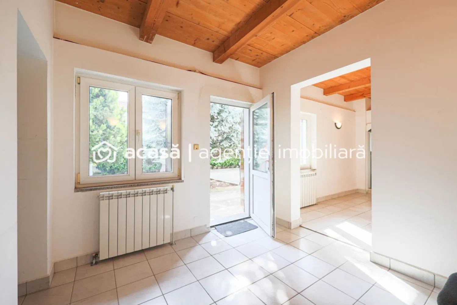 Vilă 5 camere Grădiște | 2 corpuri | 0% comision. Preț negociabil! - Locație: Arad – cartierul Grădiște, zonă foarte apreciată pentru liniște, spațiu verde și acces rapid către puncte esențiale din oraș.

Preț: 270.000 € negociabil! Comision 0% pentru cumpărător!

Vă propunem spre achiziție o vilă specială, amplasată pe un teren generos de 1.500 mp, într-un cadru natural plăcut, cu două corpuri de clădire independente și facilități ideale pentru o familie numeroasă sau activitate rezidențial-comercială.

Suprafață teren: 1.500 mp
Suprafață construită desfășurată: 300 mp
5 camere spațioase și luminoase, 2 bucătării interioare complet funcționale, 1 bucătărie de vară închisă, 3 băi 

Atelier + spațiu de depozitare
Terasă, zonă barbeque
Garaj pentru 2 mașini + 2 locuri de parcare în curte
Proprietatea se vinde parțial mobilată

Curte generoasă cu vegetație mediteraneană și livadă matură
Spații verzi, intimitate și liniște garantate
Ideală pentru relaxare, grădinărit sau activități în aer liber

Centrală termică pe gaz 
Utilități separate pentru fiecare corp
Acces facil, stradă largă, poziționare excelentă

Pentru detalii și vizionare:
Sebastian Nica – 0722 252 639

Nu dispui de toată suma? Te ajutăm noi gratuit! Îți obținem oferte de la 16 bănci.

Ai o proprietate de vânzare în Arad și vrei să știi cât valorează cu adevărat?
Sună-mă pentru o evaluare gratuită, fără obligații.

Birou: ACASĂ | Agenție imobiliară Arad
Bulevardul Decebal 2, Arad 310133