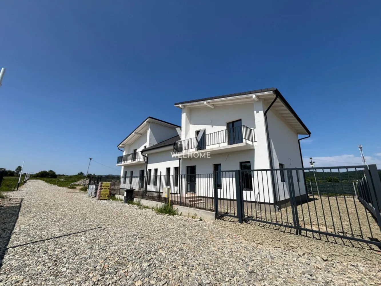 Viața la casă, liniște și munți la orizont – Duplexuri noi în Mohu - Descoperă liniștea, spațiul și confortul în noul ansamblu rezidențial de duplexuri din Mohu – un loc unde stilul de viață modern se îmbină armonios cu frumusețea naturii și siguranța unei comunități bine conturate.

Situat într-o zonă aerisită și în plină dezvoltare, la doar câteva minute de Sibiu, ansamblul cuprinde 28 de unități locative, fiecare cu o suprafață utilă de 120 mp și teren generos – curte privata de 260 mp, perfecte pentru relaxare, grădinărit sau un spațiu de joacă în familie. Unitatile cu curte de 260 mp au doua cai de acces. 

Compartimentarea eficientă și modernă este ideală pentru o viață confortabilă:
 • Parterul oferă o zonă de living spațioasă, cu acces direct în curte, bucătărie separată cu zonă de dining și cămară, birou sau dormitor, hol și baie.
 • Etajul vine cu două dormitoare luminoase, o baie principală, spațiu tehnic pentru depozitare și două balcoane care oferă o vedere panoramică superbă spre munți.
Predarea este la alb interior si cheie exterior, curte pavata cu gard si poarta. 

Ansamblul beneficiaza de spații verzi amenajate și loc de joacă special dedicat copiilor, creând astfel un mediu sigur, prietenos și plăcut pentru întreaga familie.
Totul este gândit pentru siguranța și confortul locatarilor:
 • Supraveghere video 24/7 în incinta complexului și pe drumul de acces, care este complet pavat și iluminat.
 • Racordare completă la utilități esențiale: apă, gaz, curent electric și fosă septică.

Acest ansamblu reprezintă o alegere excelentă pentru cei care caută intimitate, liniște, aer curat și peisaje spectaculoase, fără a renunța la accesul facil către oraș. Un loc în care copiii se pot juca în siguranță, iar tu te poți bucura de confortul unei case cu adevărat bine gândite.
 
Predare: FEBRUARIE 2026 
Pret: 185 000 EURO
Telefon: 0753277310