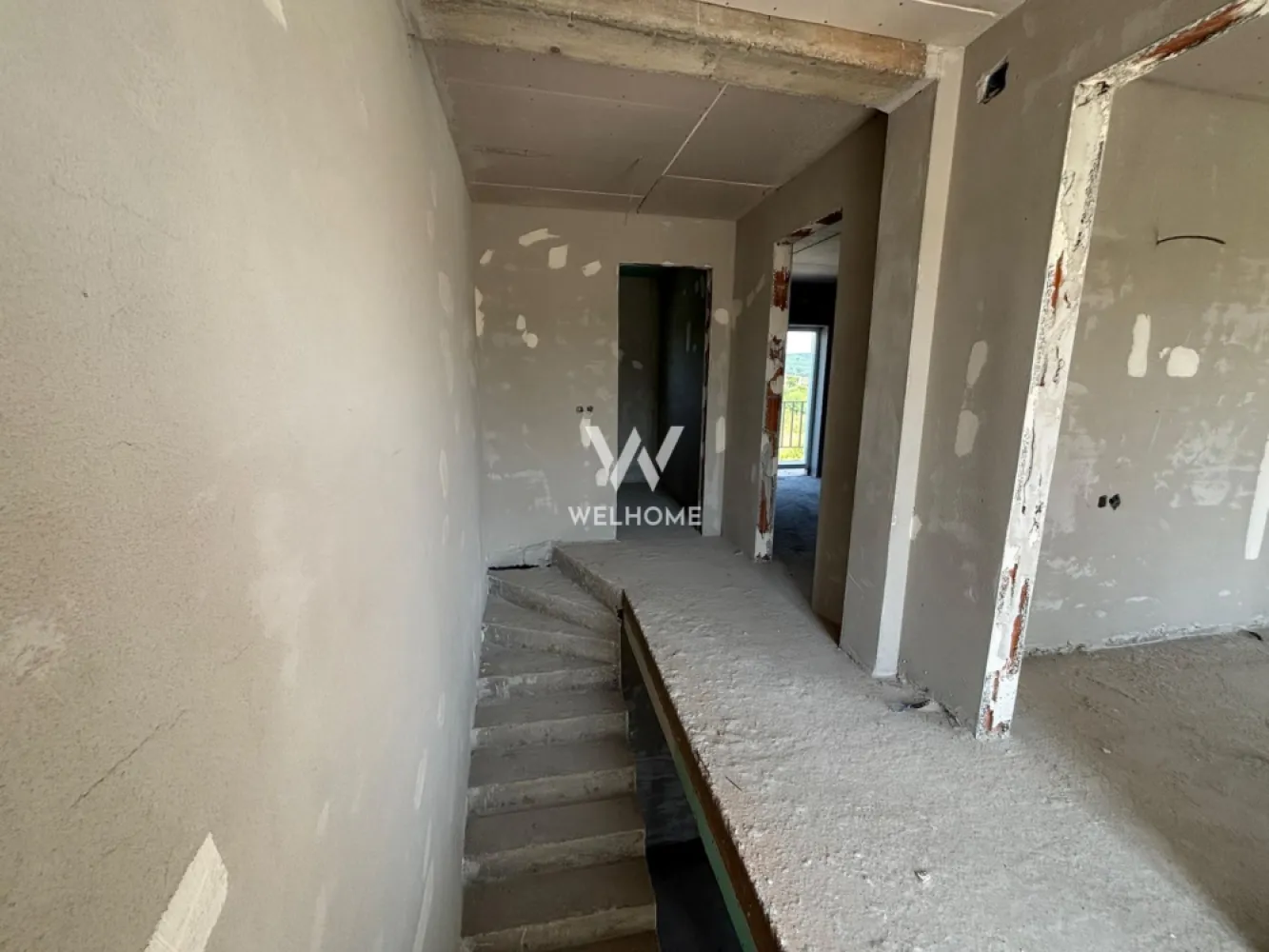 Viața la casă, liniște și munți la orizont – Duplexuri noi în Mohu - Descoperă liniștea, spațiul și confortul în noul ansamblu rezidențial de duplexuri din Mohu – un loc unde stilul de viață modern se îmbină armonios cu frumusețea naturii și siguranța unei comunități bine conturate.

Situat într-o zonă aerisită și în plină dezvoltare, la doar câteva minute de Sibiu, ansamblul cuprinde 28 de unități locative, fiecare cu o suprafață utilă de 120 mp și teren generos – curte privata de 260 mp, perfecte pentru relaxare, grădinărit sau un spațiu de joacă în familie. Unitatile cu curte de 260 mp au doua cai de acces. 

Compartimentarea eficientă și modernă este ideală pentru o viață confortabilă:
 • Parterul oferă o zonă de living spațioasă, cu acces direct în curte, bucătărie separată cu zonă de dining și cămară, birou sau dormitor, hol și baie.
 • Etajul vine cu două dormitoare luminoase, o baie principală, spațiu tehnic pentru depozitare și două balcoane care oferă o vedere panoramică superbă spre munți.
Predarea este la alb interior si cheie exterior, curte pavata cu gard si poarta. 

Ansamblul beneficiaza de spații verzi amenajate și loc de joacă special dedicat copiilor, creând astfel un mediu sigur, prietenos și plăcut pentru întreaga familie.
Totul este gândit pentru siguranța și confortul locatarilor:
 • Supraveghere video 24/7 în incinta complexului și pe drumul de acces, care este complet pavat și iluminat.
 • Racordare completă la utilități esențiale: apă, gaz, curent electric și fosă septică.

Acest ansamblu reprezintă o alegere excelentă pentru cei care caută intimitate, liniște, aer curat și peisaje spectaculoase, fără a renunța la accesul facil către oraș. Un loc în care copiii se pot juca în siguranță, iar tu te poți bucura de confortul unei case cu adevărat bine gândite.
 
Predare: FEBRUARIE 2026 
Pret: 185 000 EURO
Telefon: 0753277310