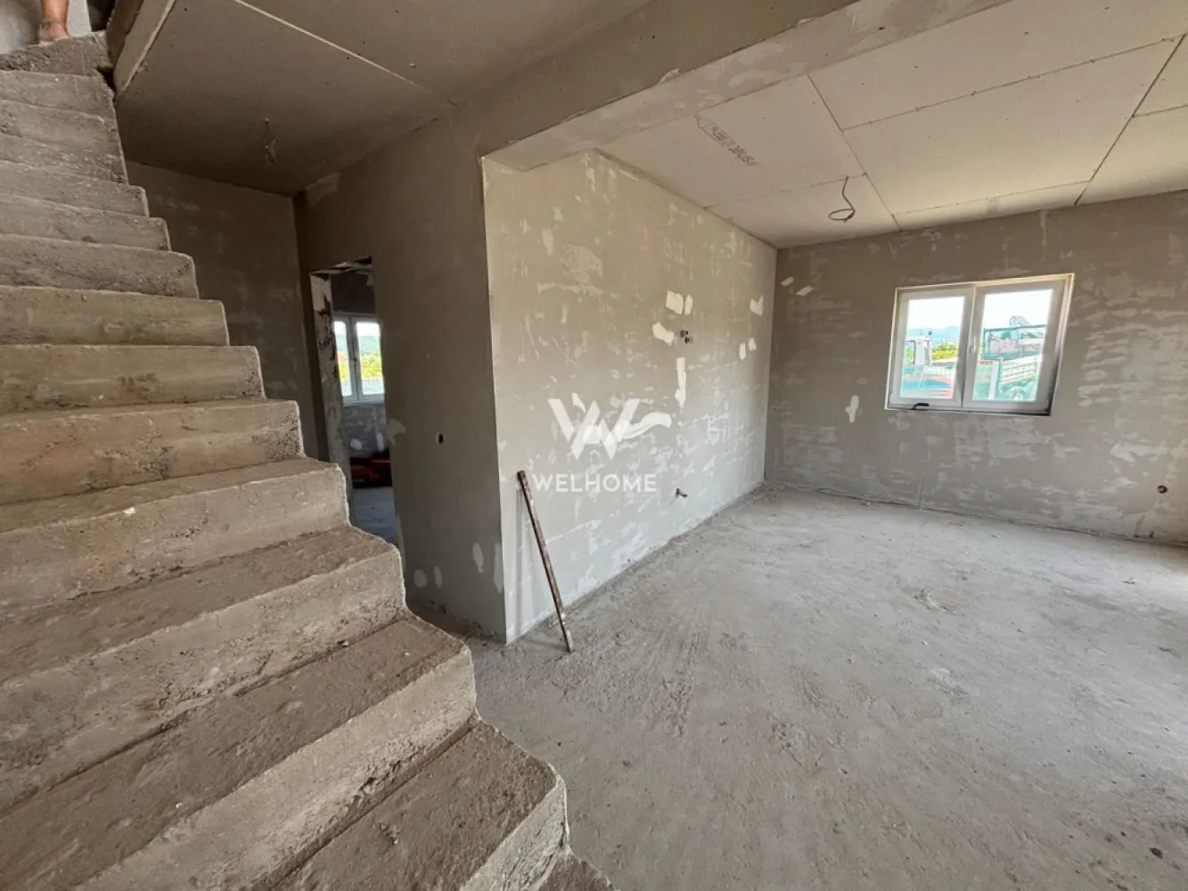 Viața la casă, liniște și munți la orizont – Duplexuri noi în Mohu - Descoperă liniștea, spațiul și confortul în noul ansamblu rezidențial de duplexuri din Mohu – un loc unde stilul de viață modern se îmbină armonios cu frumusețea naturii și siguranța unei comunități bine conturate.

Situat într-o zonă aerisită și în plină dezvoltare, la doar câteva minute de Sibiu, ansamblul cuprinde 28 de unități locative, fiecare cu o suprafață utilă de 120 mp și teren generos – curte privata de 260 mp, perfecte pentru relaxare, grădinărit sau un spațiu de joacă în familie. Unitatile cu curte de 260 mp au doua cai de acces. 

Compartimentarea eficientă și modernă este ideală pentru o viață confortabilă:
 • Parterul oferă o zonă de living spațioasă, cu acces direct în curte, bucătărie separată cu zonă de dining și cămară, birou sau dormitor, hol și baie.
 • Etajul vine cu două dormitoare luminoase, o baie principală, spațiu tehnic pentru depozitare și două balcoane care oferă o vedere panoramică superbă spre munți.
Predarea este la alb interior si cheie exterior, curte pavata cu gard si poarta. 

Ansamblul beneficiaza de spații verzi amenajate și loc de joacă special dedicat copiilor, creând astfel un mediu sigur, prietenos și plăcut pentru întreaga familie.
Totul este gândit pentru siguranța și confortul locatarilor:
 • Supraveghere video 24/7 în incinta complexului și pe drumul de acces, care este complet pavat și iluminat.
 • Racordare completă la utilități esențiale: apă, gaz, curent electric și fosă septică.

Acest ansamblu reprezintă o alegere excelentă pentru cei care caută intimitate, liniște, aer curat și peisaje spectaculoase, fără a renunța la accesul facil către oraș. Un loc în care copiii se pot juca în siguranță, iar tu te poți bucura de confortul unei case cu adevărat bine gândite.
 
Predare: FEBRUARIE 2026 
Pret: 185 000 EURO
Telefon: 0753277310