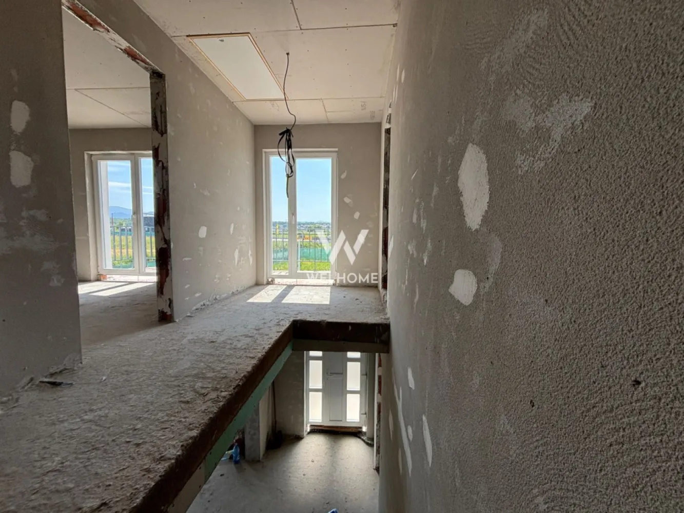 Viața la casă, liniște și munți la orizont – Duplexuri noi în Mohu - Descoperă liniștea, spațiul și confortul în noul ansamblu rezidențial de duplexuri din Mohu – un loc unde stilul de viață modern se îmbină armonios cu frumusețea naturii și siguranța unei comunități bine conturate.

Situat într-o zonă aerisită și în plină dezvoltare, la doar câteva minute de Sibiu, ansamblul cuprinde 28 de unități locative, fiecare cu o suprafață utilă de 120 mp și teren generos – curte privata de 260 mp, perfecte pentru relaxare, grădinărit sau un spațiu de joacă în familie. Unitatile cu curte de 260 mp au doua cai de acces. 

Compartimentarea eficientă și modernă este ideală pentru o viață confortabilă:
 • Parterul oferă o zonă de living spațioasă, cu acces direct în curte, bucătărie separată cu zonă de dining și cămară, birou sau dormitor, hol și baie.
 • Etajul vine cu două dormitoare luminoase, o baie principală, spațiu tehnic pentru depozitare și două balcoane care oferă o vedere panoramică superbă spre munți.
Predarea este la alb interior si cheie exterior, curte pavata cu gard si poarta. 

Ansamblul beneficiaza de spații verzi amenajate și loc de joacă special dedicat copiilor, creând astfel un mediu sigur, prietenos și plăcut pentru întreaga familie.
Totul este gândit pentru siguranța și confortul locatarilor:
 • Supraveghere video 24/7 în incinta complexului și pe drumul de acces, care este complet pavat și iluminat.
 • Racordare completă la utilități esențiale: apă, gaz, curent electric și fosă septică.

Acest ansamblu reprezintă o alegere excelentă pentru cei care caută intimitate, liniște, aer curat și peisaje spectaculoase, fără a renunța la accesul facil către oraș. Un loc în care copiii se pot juca în siguranță, iar tu te poți bucura de confortul unei case cu adevărat bine gândite.
 
Predare: FEBRUARIE 2026 
Pret: 185 000 EURO
Telefon: 0753277310