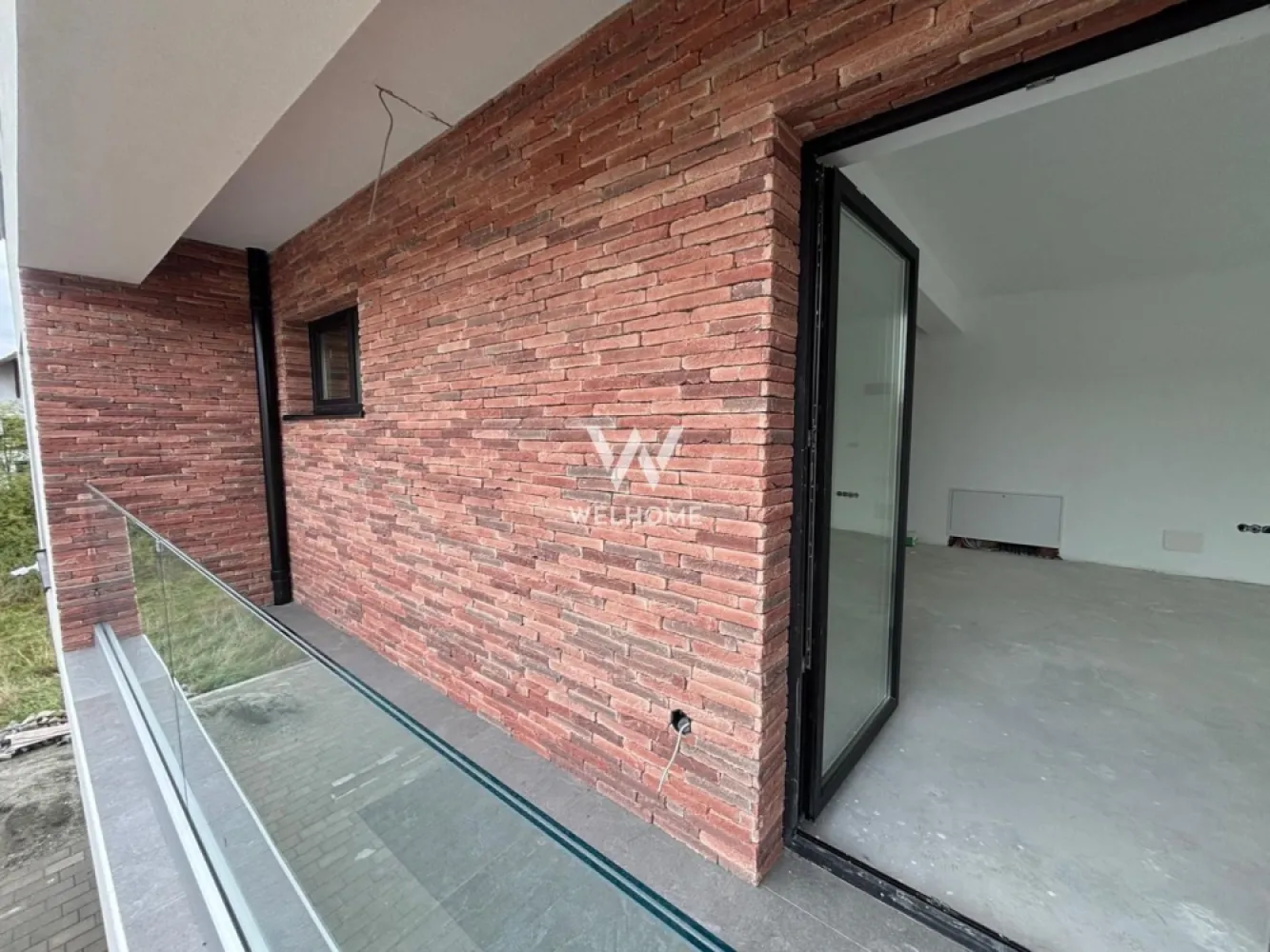 Apartament 2 camere - Selimbar Sibiu - Apartament 2 camere, in zona Selimbar, Sibiu - Comision 0%

- Suprafata utila: 41.4 mpu
- Compartimentare practica: dormitor, living open space cu bucatarie, baie.
- Complex rezidential cu Parter+2Etaje.
- Pretul afisat este pentru apartament SEMIFINISAT LA ALB - cu centrala termica si incalzire in pardoseala, usa de intrare de metal, peretii cu lavabila, geamuri termopan, interfon, instalatii electrice, termice si sanitare pe pozitie.
- Exteriorul se preda LA CHEIE: balcoane si terase placate cu gresie, alei si trotuare pavate, spatii verzi.
- Zona deosebita, la DOAR 10 minute de centrul Sibiului, mijloace de transport in comun, strazi asfaltate si iluminate.
- 1 loc de parcare suprateran inclus in pret.
- Predare: Apartamentele sunt intabulare, predare imediata.
- Se pot achizitiona si cu credit ipotecar.

Pret: : 92.670 euro (TVA inclus)
