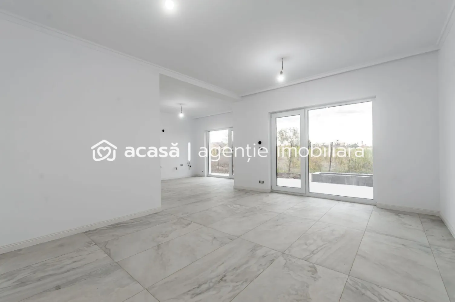 Vilă nouă cu terasă panoramică – design premium, 4 dormitoare, în Gai - Vă propunem spre achiziție o casă modernă, finalizată în 2025, ideală pentru o familie care își dorește confort, funcționalitate și un stil de viață contemporan. Amplasată în cartierul Gai, într-o zonă în plină dezvoltare, proprietatea se remarcă prin arhitectura sa modernă și prin facilitățile premium pe care le oferă.

Preț: 260.000 € (TVA inclus) | COMISION 0%
Contact: Sebastian Nica – 0722 252 639

Detalii proprietate:
Suprafață teren: 222 mp
Configurație: 5 camere
Dormitoare: 4
Băi: 3
An construcție: 2025 (casă nouă, neutilizată)
Terasa circulabilă tip rooftop – ideală pentru relaxare, hobby-uri sau amenajări outdoor moderne
Curte cu întreținere ușoară, perfectă pentru familii ocupate sau pentru amenajări personalizate

Dotări și beneficii:
Centrală proprie + încălzire în pardoseală pentru confort sporit
Compartimentare ergonomică, gândită pentru familii cu copii
Design modern, linii curate și finisaje contemporane
Zonă în expansiune, cu imobile noi în vecinătate – fără case vechi
Ideală atât pentru locuință personală, cât și pentru investiție pe termen lung
Acces rapid către principalele zone ale orașului

Pentru detalii și vizionare:
Sebastian Nica – 0722 252 639

Nu dispui de toată suma? Te ajutăm noi gratuit! Îți obținem oferte de la 16 bănci.

Ai o proprietate de vânzare în Arad și vrei să știi cât valorează cu adevărat?
Sună-mă pentru o evaluare gratuită, fără obligații.

Birou: ACASĂ | Agenție imobiliară Arad
Bulevardul Decebal 2, Arad 310133