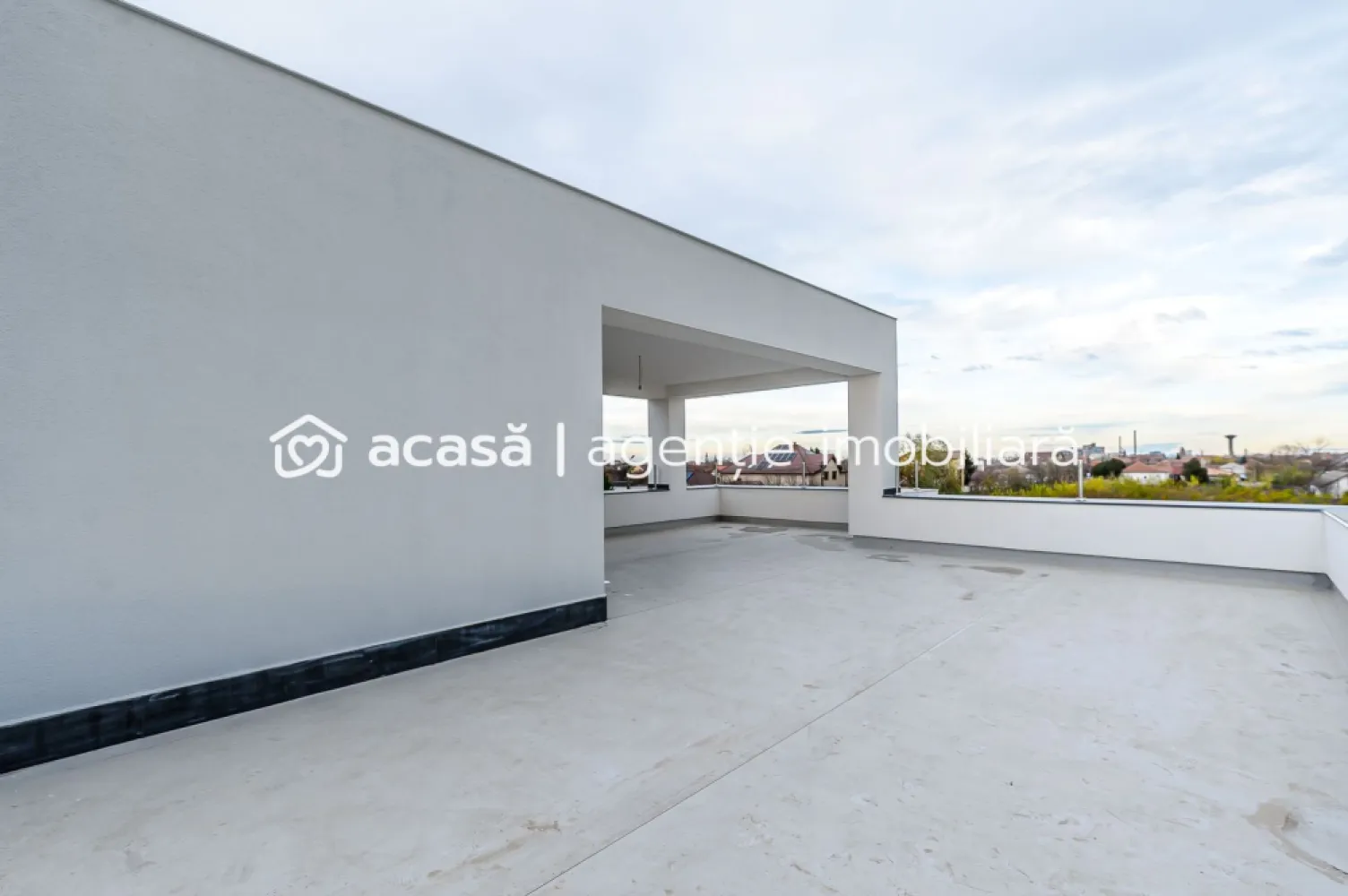 Vilă nouă cu terasă panoramică – design premium, 4 dormitoare, în Gai - Vă propunem spre achiziție o casă modernă, finalizată în 2025, ideală pentru o familie care își dorește confort, funcționalitate și un stil de viață contemporan. Amplasată în cartierul Gai, într-o zonă în plină dezvoltare, proprietatea se remarcă prin arhitectura sa modernă și prin facilitățile premium pe care le oferă.

Preț: 260.000 € (TVA inclus) | COMISION 0%
Contact: Sebastian Nica – 0722 252 639

Detalii proprietate:
Suprafață teren: 222 mp
Configurație: 5 camere
Dormitoare: 4
Băi: 3
An construcție: 2025 (casă nouă, neutilizată)
Terasa circulabilă tip rooftop – ideală pentru relaxare, hobby-uri sau amenajări outdoor moderne
Curte cu întreținere ușoară, perfectă pentru familii ocupate sau pentru amenajări personalizate

Dotări și beneficii:
Centrală proprie + încălzire în pardoseală pentru confort sporit
Compartimentare ergonomică, gândită pentru familii cu copii
Design modern, linii curate și finisaje contemporane
Zonă în expansiune, cu imobile noi în vecinătate – fără case vechi
Ideală atât pentru locuință personală, cât și pentru investiție pe termen lung
Acces rapid către principalele zone ale orașului

Pentru detalii și vizionare:
Sebastian Nica – 0722 252 639

Nu dispui de toată suma? Te ajutăm noi gratuit! Îți obținem oferte de la 16 bănci.

Ai o proprietate de vânzare în Arad și vrei să știi cât valorează cu adevărat?
Sună-mă pentru o evaluare gratuită, fără obligații.

Birou: ACASĂ | Agenție imobiliară Arad
Bulevardul Decebal 2, Arad 310133