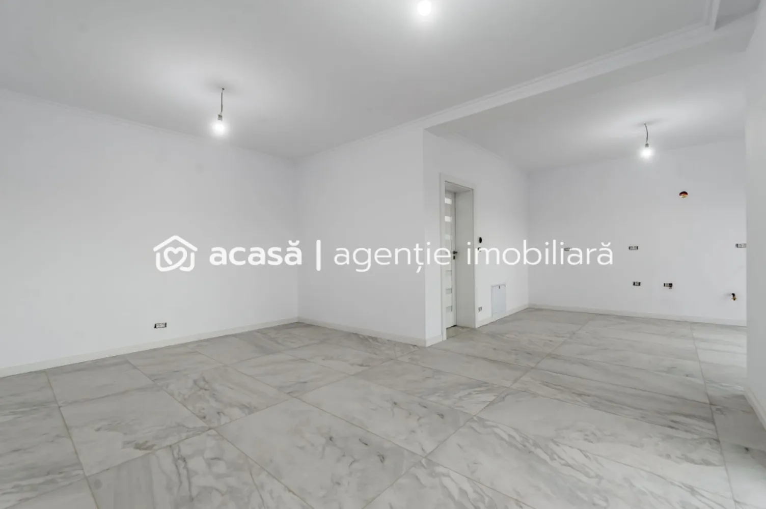 Vilă nouă cu terasă panoramică – design premium, 4 dormitoare, în Gai - Vă propunem spre achiziție o casă modernă, finalizată în 2025, ideală pentru o familie care își dorește confort, funcționalitate și un stil de viață contemporan. Amplasată în cartierul Gai, într-o zonă în plină dezvoltare, proprietatea se remarcă prin arhitectura sa modernă și prin facilitățile premium pe care le oferă.

Preț: 260.000 € (TVA inclus) | COMISION 0%
Contact: Sebastian Nica – 0722 252 639

Detalii proprietate:
Suprafață teren: 222 mp
Configurație: 5 camere
Dormitoare: 4
Băi: 3
An construcție: 2025 (casă nouă, neutilizată)
Terasa circulabilă tip rooftop – ideală pentru relaxare, hobby-uri sau amenajări outdoor moderne
Curte cu întreținere ușoară, perfectă pentru familii ocupate sau pentru amenajări personalizate

Dotări și beneficii:
Centrală proprie + încălzire în pardoseală pentru confort sporit
Compartimentare ergonomică, gândită pentru familii cu copii
Design modern, linii curate și finisaje contemporane
Zonă în expansiune, cu imobile noi în vecinătate – fără case vechi
Ideală atât pentru locuință personală, cât și pentru investiție pe termen lung
Acces rapid către principalele zone ale orașului

Pentru detalii și vizionare:
Sebastian Nica – 0722 252 639

Nu dispui de toată suma? Te ajutăm noi gratuit! Îți obținem oferte de la 16 bănci.

Ai o proprietate de vânzare în Arad și vrei să știi cât valorează cu adevărat?
Sună-mă pentru o evaluare gratuită, fără obligații.

Birou: ACASĂ | Agenție imobiliară Arad
Bulevardul Decebal 2, Arad 310133
