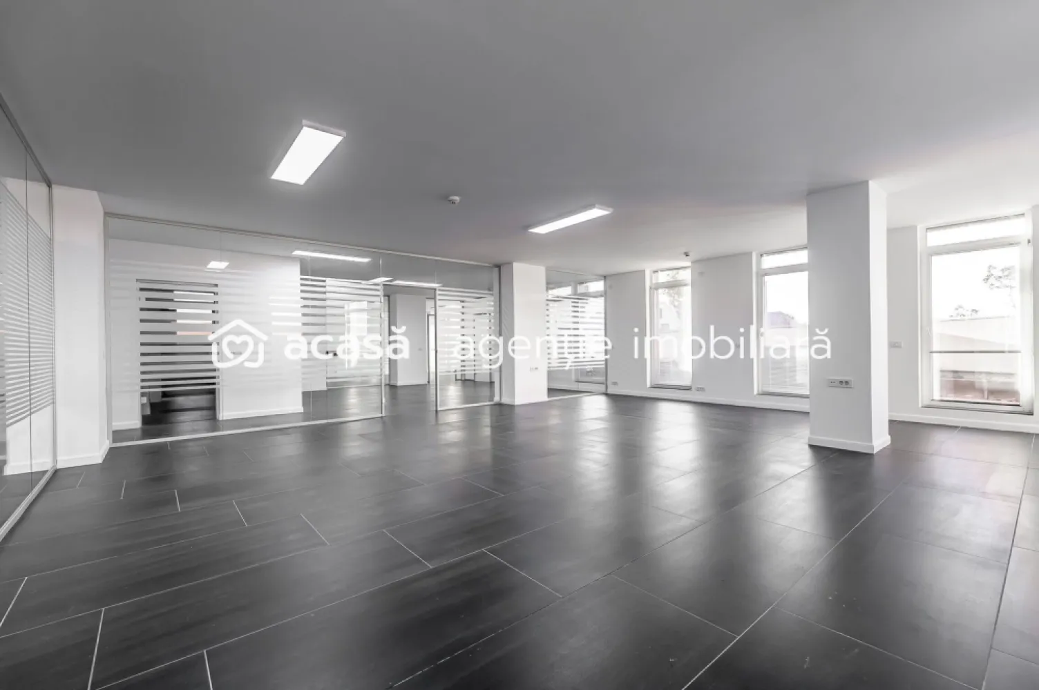 Spațiu de birouri Clasa A în Arad Plaza | 0% Comision - Descoperiți un spațiu de birouri care redefinește standardele de lux și confort, situat ultracentral, în clădirea emblematică Arad Plaza.
Ideal pentru companiile care doresc să își consolideze imaginea, acest sediu premium vă oferă un mediu de lucru caracterizat prin luminozitate naturală excelentă, compartimentare inteligentă și un design premiat.

Detalii esențiale ale proprietății:
Clasificare: Birouri Clasa A (An construcție: 2015)
Suprafețe: 211 mp utili (190 mp suprafață totală birouri) / 448 mp construiți
Nivel: Etajul 4 (într-o clădire cu 5 etaje)
Compartimentare: 4 camere spațioase, 2 băi
Atracția principală: 2 terase exterioare superbe, amenajate cu grădină (aprox. 80 mp)
Disponibilitate: Imediată, direct de la dezvoltator.

Imaginați-vă afacerea dumneavoastră într-un edificiu care inspiră statut și prestigiu, oferind echipei și clienților o experiență la cele mai înalte standarde.
Preț: 443.000 € + 21% TVA

Avantaj client: COMISION 0% la cumpărare. (Reprezentare exclusivă)

Alegeți să vă diferențiați printr-o locație excepțională. 
Contactați-mă pentru a programa o vizionare și a descoperi cum Arad Plaza poate deveni noul dumneavoastră sediu de business!

0721 356 746 - Florin Moș
Agenția imobiliară ACASĂ ARAD