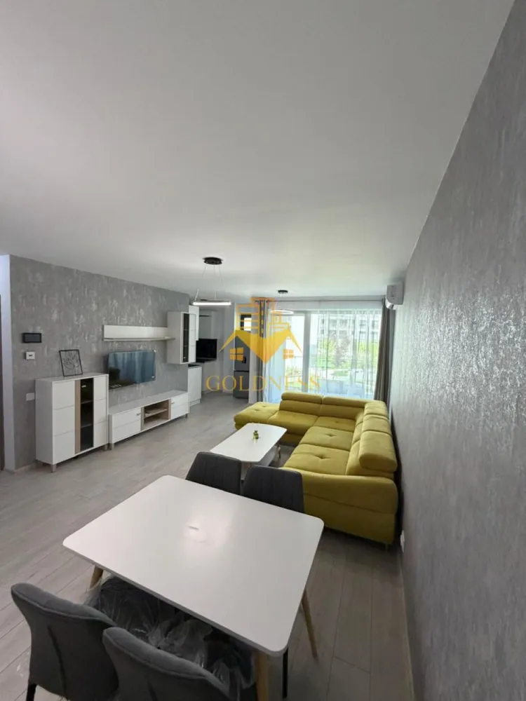 2 camere, Premium, bloc nou,terasa,Marasti Zona The Office,Record Park - GOLDNESS Imobiliare vă propune spre închiriere un apartament cu 2 camere complet mobilat și utilat, la etajul 1 într-un imobil de 7 etaje, în Cartierul Marasti.
Dispune de loc de parcare subterana!
Se află în apropierea stațiilor de transport în comun, magazine, restaurante, spații verzi, farmacii, etc. 

Apartamentul este compartimentat astfel:
 - dormitor cu pat matrimonial, dressing, noptiere
 - living cu bucatarie open space complet utilată și mobilată, canapea extensibilă, loc de servit masa 
 - baie cu cabina de dus, calorifer port prosop și dulap pentru depozitare.
 - terasa de 12 mp.

Imobilul este dotat cu toate cele necesare- centrală pe imobil, frigider, aragaz, hotă, mașină de spălat haine, etc. 

Dacă sunteți interesați de acest apartament și doriți să îl vizionați, dar și pentru alte oferte nu ezitați să ne contactați telefonic sau prin e-mail. Vă stăm la dispoziție!
Pentru intermediere se percepe un comision de 50% din prețul chiriei!