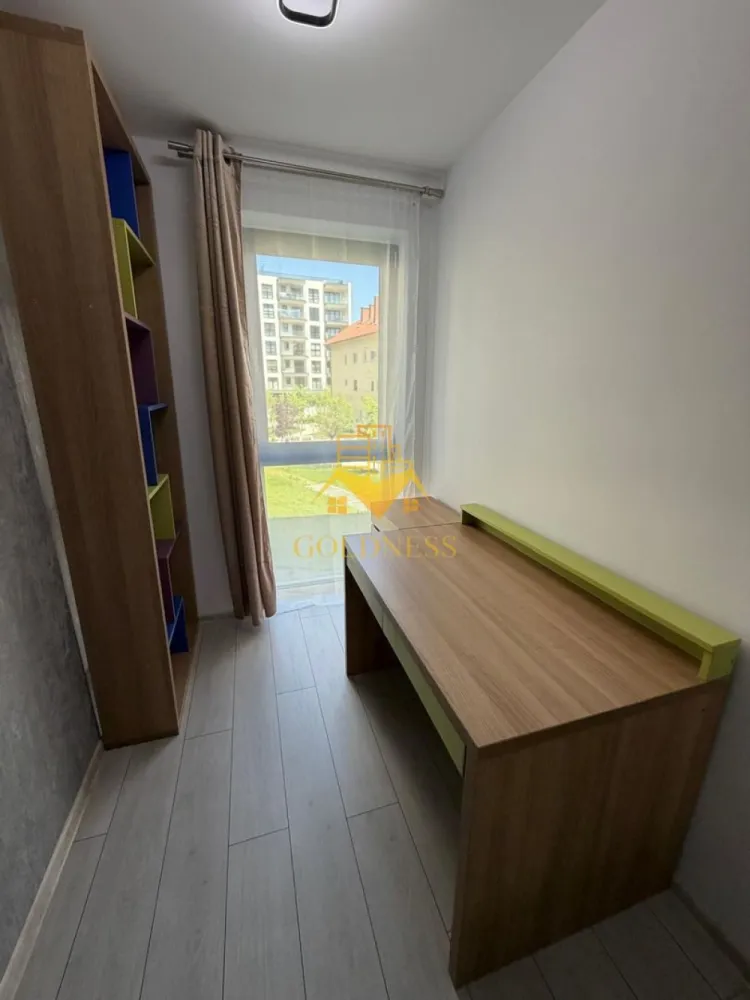 2 camere, Premium, bloc nou,terasa,Marasti Zona The Office,Record Park - GOLDNESS Imobiliare vă propune spre închiriere un apartament cu 2 camere complet mobilat și utilat, la etajul 1 într-un imobil de 7 etaje, în Cartierul Marasti.
Dispune de loc de parcare subterana!
Se află în apropierea stațiilor de transport în comun, magazine, restaurante, spații verzi, farmacii, etc. 

Apartamentul este compartimentat astfel:
 - dormitor cu pat matrimonial, dressing, noptiere
 - living cu bucatarie open space complet utilată și mobilată, canapea extensibilă, loc de servit masa 
 - baie cu cabina de dus, calorifer port prosop și dulap pentru depozitare.
 - terasa de 12 mp.

Imobilul este dotat cu toate cele necesare- centrală pe imobil, frigider, aragaz, hotă, mașină de spălat haine, etc. 

Dacă sunteți interesați de acest apartament și doriți să îl vizionați, dar și pentru alte oferte nu ezitați să ne contactați telefonic sau prin e-mail. Vă stăm la dispoziție!
Pentru intermediere se percepe un comision de 50% din prețul chiriei!