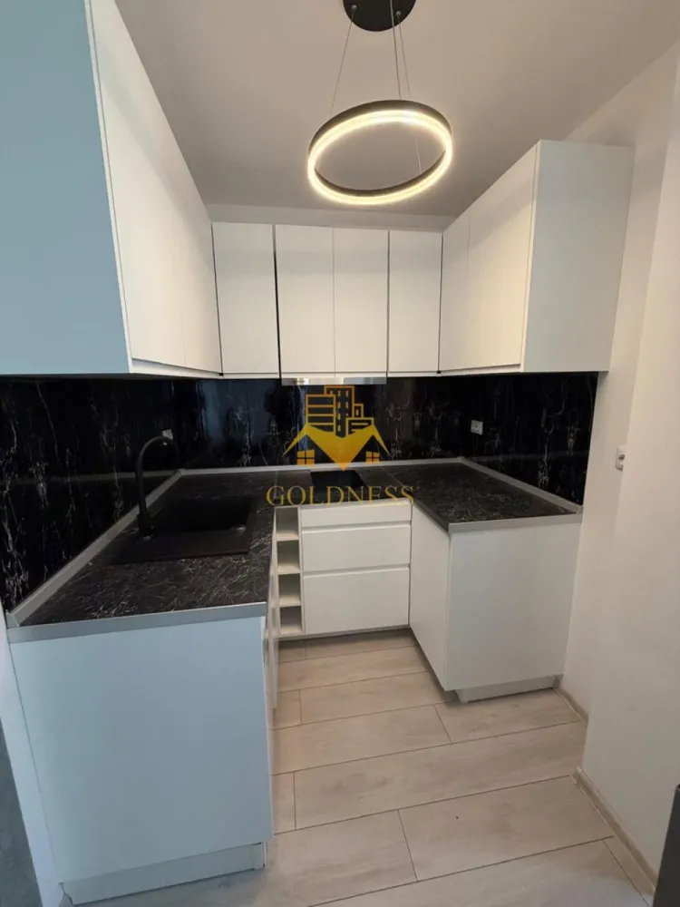 2 camere, Premium, bloc nou,terasa,Marasti Zona The Office,Record Park - GOLDNESS Imobiliare vă propune spre închiriere un apartament cu 2 camere complet mobilat și utilat, la etajul 1 într-un imobil de 7 etaje, în Cartierul Marasti.
Dispune de loc de parcare subterana!
Se află în apropierea stațiilor de transport în comun, magazine, restaurante, spații verzi, farmacii, etc. 

Apartamentul este compartimentat astfel:
 - dormitor cu pat matrimonial, dressing, noptiere
 - living cu bucatarie open space complet utilată și mobilată, canapea extensibilă, loc de servit masa 
 - baie cu cabina de dus, calorifer port prosop și dulap pentru depozitare.
 - terasa de 12 mp.

Imobilul este dotat cu toate cele necesare- centrală pe imobil, frigider, aragaz, hotă, mașină de spălat haine, etc. 

Dacă sunteți interesați de acest apartament și doriți să îl vizionați, dar și pentru alte oferte nu ezitați să ne contactați telefonic sau prin e-mail. Vă stăm la dispoziție!
Pentru intermediere se percepe un comision de 50% din prețul chiriei!