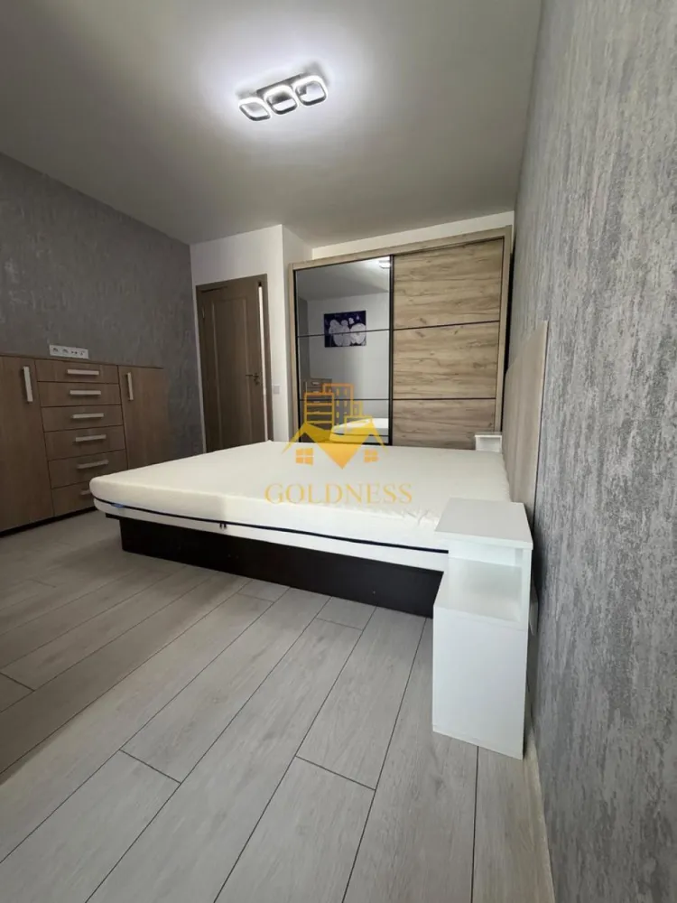 2 camere, Premium, bloc nou,terasa,Marasti Zona The Office,Record Park - GOLDNESS Imobiliare vă propune spre închiriere un apartament cu 2 camere complet mobilat și utilat, la etajul 1 într-un imobil de 7 etaje, în Cartierul Marasti.
Dispune de loc de parcare subterana!
Se află în apropierea stațiilor de transport în comun, magazine, restaurante, spații verzi, farmacii, etc. 

Apartamentul este compartimentat astfel:
 - dormitor cu pat matrimonial, dressing, noptiere
 - living cu bucatarie open space complet utilată și mobilată, canapea extensibilă, loc de servit masa 
 - baie cu cabina de dus, calorifer port prosop și dulap pentru depozitare.
 - terasa de 12 mp.

Imobilul este dotat cu toate cele necesare- centrală pe imobil, frigider, aragaz, hotă, mașină de spălat haine, etc. 

Dacă sunteți interesați de acest apartament și doriți să îl vizionați, dar și pentru alte oferte nu ezitați să ne contactați telefonic sau prin e-mail. Vă stăm la dispoziție!
Pentru intermediere se percepe un comision de 50% din prețul chiriei!