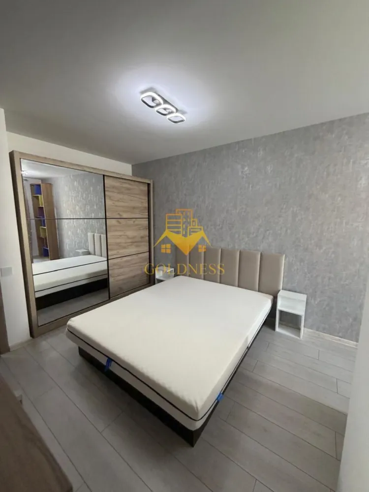 2 camere, Premium, bloc nou,terasa,Marasti Zona The Office,Record Park - GOLDNESS Imobiliare vă propune spre închiriere un apartament cu 2 camere complet mobilat și utilat, la etajul 1 într-un imobil de 7 etaje, în Cartierul Marasti.
Dispune de loc de parcare subterana!
Se află în apropierea stațiilor de transport în comun, magazine, restaurante, spații verzi, farmacii, etc. 

Apartamentul este compartimentat astfel:
 - dormitor cu pat matrimonial, dressing, noptiere
 - living cu bucatarie open space complet utilată și mobilată, canapea extensibilă, loc de servit masa 
 - baie cu cabina de dus, calorifer port prosop și dulap pentru depozitare.
 - terasa de 12 mp.

Imobilul este dotat cu toate cele necesare- centrală pe imobil, frigider, aragaz, hotă, mașină de spălat haine, etc. 

Dacă sunteți interesați de acest apartament și doriți să îl vizionați, dar și pentru alte oferte nu ezitați să ne contactați telefonic sau prin e-mail. Vă stăm la dispoziție!
Pentru intermediere se percepe un comision de 50% din prețul chiriei!