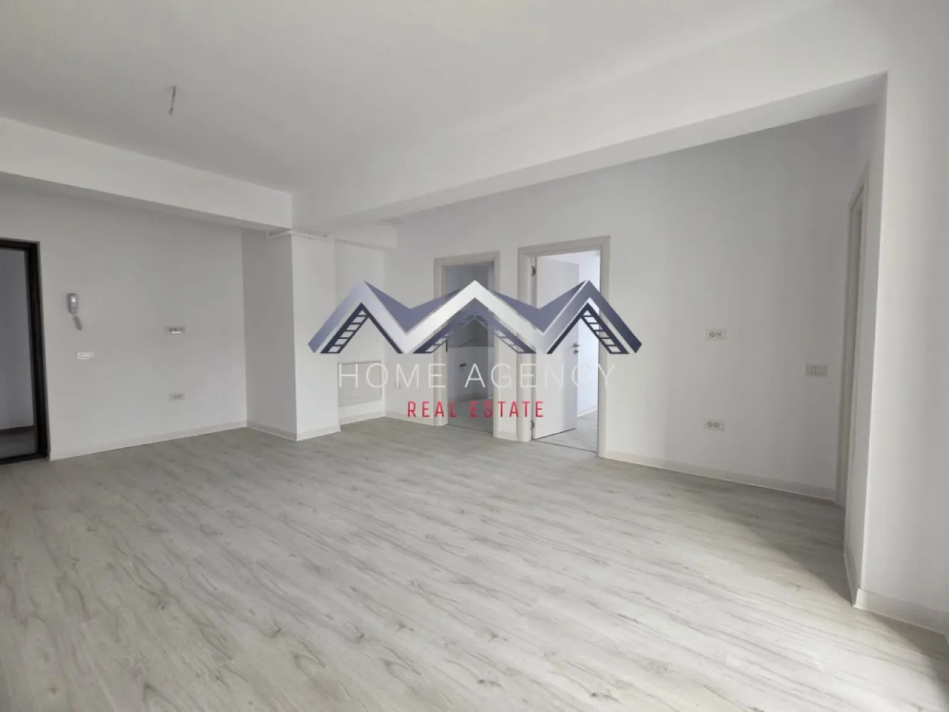 Apartament 2 camere Otopeni central - Achiziția se realizează direct de la dezvoltator, fără perceperea vreunui comision din partea cumpărătorului. Oferim consultanță gratuită pe întreaga durată a procesului de achiziție, asigurând suport specializat la fiecare etapă. De asemenea, la solicitare, punem la dispoziție servicii de brokeraj financiar, fără costuri suplimentare, pentru identificarea celor mai avantajoase soluții de finanțare adaptate nevoilor dumneavoastră.

Vă propunem, spre vânzare, un apartament de 2 camere, cu o suprafață utilă generoasă și compartimentare eficientă, într-un imobil nou cu regim de înălțime D+P+3, amplasat în zona centrală a orașului Otopeni.

Livingul de 24 mp utili este spațios și luminos, având acces direct către un balcon ideal pentru relaxare. Bucătăria, în suprafață de 8 mp utili, este închisă, perfectă pentru cei care preferă un spațiu separat pentru gătit. Dormitorul oferă intimitate și confort, iar baia este modernă, complet utilată și finisată cu materiale de calitate.

Apartamentul se predă finisat cu parchet, gresie și faianță, iar dotările moderne – centrală proprie și încălzire prin pardoseală – asigură confort termic ridicat și costuri reduse la întreținere. Este racordat la toate utilitățile publice: apă, gaze, electricitate și canalizare.

Poziționarea este unul dintre marile avantaje: apartamentul se află la câteva minute de mers pe jos de piață, supermarketuri, restaurante, farmacii și transport public. Accesul către DN1, Centura București și Aeroportul Henri Coandă este facil și rapid, iar, în perspectivă, zona va beneficia și de o viitoare stație de metrou.

Prețul afișat este final, include TVA și un loc de parcare subteran dedicat. Pozele sunt reale.

📞 Contactează-ne acum pentru mai multe detalii și programează o vizionare!