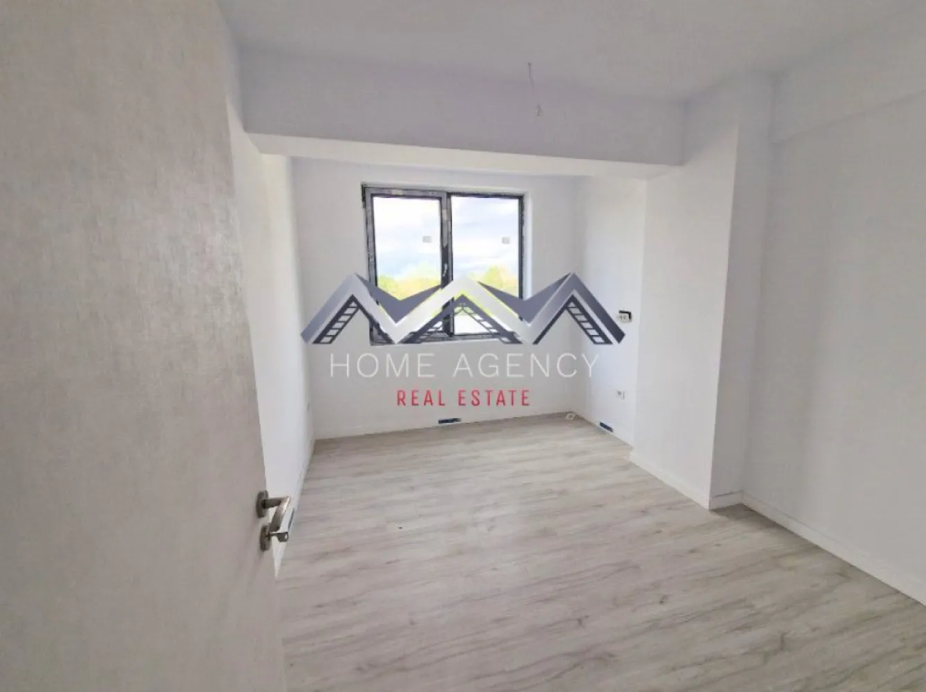 Apartament 2 camere Otopeni central - Achiziția se realizează direct de la dezvoltator, fără perceperea vreunui comision din partea cumpărătorului. Oferim consultanță gratuită pe întreaga durată a procesului de achiziție, asigurând suport specializat la fiecare etapă. De asemenea, la solicitare, punem la dispoziție servicii de brokeraj financiar, fără costuri suplimentare, pentru identificarea celor mai avantajoase soluții de finanțare adaptate nevoilor dumneavoastră.

Vă propunem, spre vânzare, un apartament de 2 camere, cu o suprafață utilă generoasă și compartimentare eficientă, într-un imobil nou cu regim de înălțime D+P+3, amplasat în zona centrală a orașului Otopeni.

Livingul de 24 mp utili este spațios și luminos, având acces direct către un balcon ideal pentru relaxare. Bucătăria, în suprafață de 8 mp utili, este închisă, perfectă pentru cei care preferă un spațiu separat pentru gătit. Dormitorul oferă intimitate și confort, iar baia este modernă, complet utilată și finisată cu materiale de calitate.

Apartamentul se predă finisat cu parchet, gresie și faianță, iar dotările moderne – centrală proprie și încălzire prin pardoseală – asigură confort termic ridicat și costuri reduse la întreținere. Este racordat la toate utilitățile publice: apă, gaze, electricitate și canalizare.

Poziționarea este unul dintre marile avantaje: apartamentul se află la câteva minute de mers pe jos de piață, supermarketuri, restaurante, farmacii și transport public. Accesul către DN1, Centura București și Aeroportul Henri Coandă este facil și rapid, iar, în perspectivă, zona va beneficia și de o viitoare stație de metrou.

Prețul afișat este final, include TVA și un loc de parcare subteran dedicat. Pozele sunt reale.

📞 Contactează-ne acum pentru mai multe detalii și programează o vizionare!