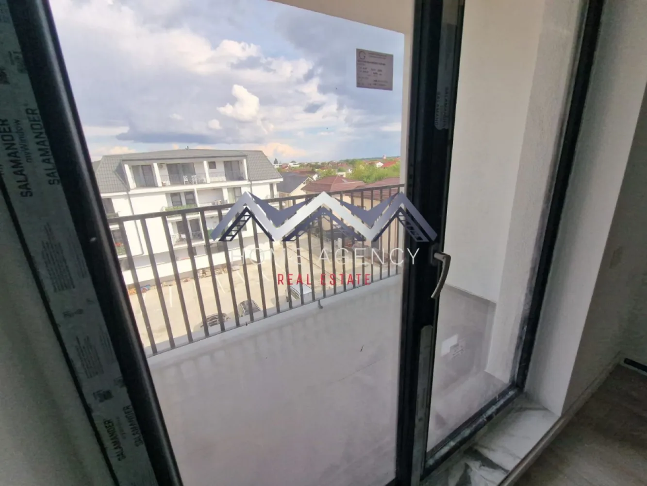 Apartament 2 camere Otopeni central - Achiziția se realizează direct de la dezvoltator, fără perceperea vreunui comision din partea cumpărătorului. Oferim consultanță gratuită pe întreaga durată a procesului de achiziție, asigurând suport specializat la fiecare etapă. De asemenea, la solicitare, punem la dispoziție servicii de brokeraj financiar, fără costuri suplimentare, pentru identificarea celor mai avantajoase soluții de finanțare adaptate nevoilor dumneavoastră.

Vă propunem, spre vânzare, un apartament de 2 camere, cu o suprafață utilă generoasă și compartimentare eficientă, într-un imobil nou cu regim de înălțime D+P+3, amplasat în zona centrală a orașului Otopeni.

Livingul de 24 mp utili este spațios și luminos, având acces direct către un balcon ideal pentru relaxare. Bucătăria, în suprafață de 8 mp utili, este închisă, perfectă pentru cei care preferă un spațiu separat pentru gătit. Dormitorul oferă intimitate și confort, iar baia este modernă, complet utilată și finisată cu materiale de calitate.

Apartamentul se predă finisat cu parchet, gresie și faianță, iar dotările moderne – centrală proprie și încălzire prin pardoseală – asigură confort termic ridicat și costuri reduse la întreținere. Este racordat la toate utilitățile publice: apă, gaze, electricitate și canalizare.

Poziționarea este unul dintre marile avantaje: apartamentul se află la câteva minute de mers pe jos de piață, supermarketuri, restaurante, farmacii și transport public. Accesul către DN1, Centura București și Aeroportul Henri Coandă este facil și rapid, iar, în perspectivă, zona va beneficia și de o viitoare stație de metrou.

Prețul afișat este final, include TVA și un loc de parcare subteran dedicat. Pozele sunt reale.

📞 Contactează-ne acum pentru mai multe detalii și programează o vizionare!