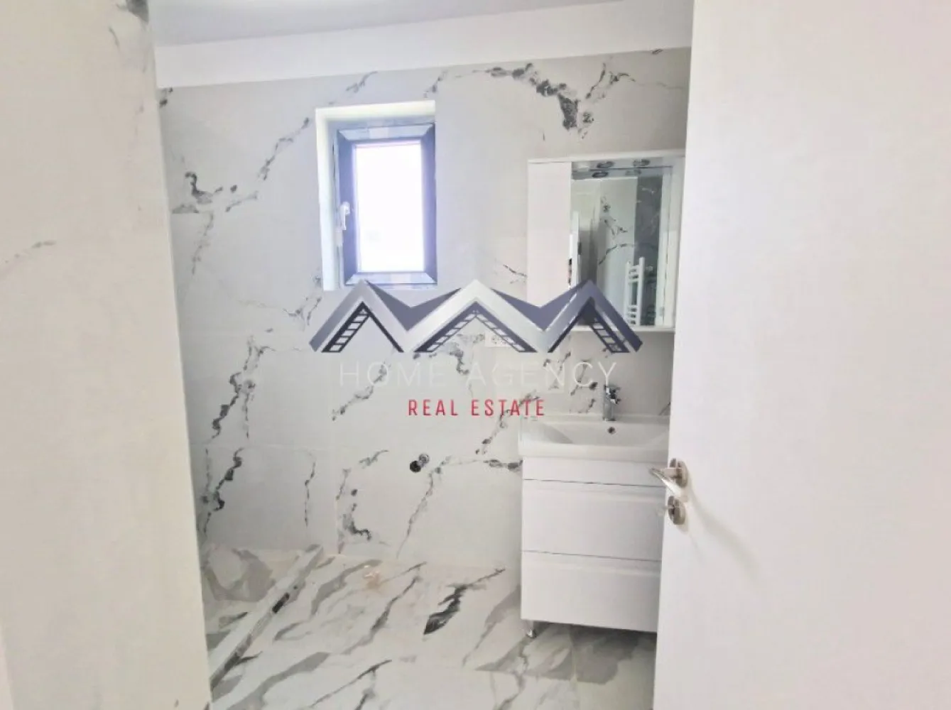 Apartament 2 camere Otopeni central - Achiziția se realizează direct de la dezvoltator, fără perceperea vreunui comision din partea cumpărătorului. Oferim consultanță gratuită pe întreaga durată a procesului de achiziție, asigurând suport specializat la fiecare etapă. De asemenea, la solicitare, punem la dispoziție servicii de brokeraj financiar, fără costuri suplimentare, pentru identificarea celor mai avantajoase soluții de finanțare adaptate nevoilor dumneavoastră.

Vă propunem, spre vânzare, un apartament de 2 camere, cu o suprafață utilă generoasă și compartimentare eficientă, într-un imobil nou cu regim de înălțime D+P+3, amplasat în zona centrală a orașului Otopeni.

Livingul de 24 mp utili este spațios și luminos, având acces direct către un balcon ideal pentru relaxare. Bucătăria, în suprafață de 8 mp utili, este închisă, perfectă pentru cei care preferă un spațiu separat pentru gătit. Dormitorul oferă intimitate și confort, iar baia este modernă, complet utilată și finisată cu materiale de calitate.

Apartamentul se predă finisat cu parchet, gresie și faianță, iar dotările moderne – centrală proprie și încălzire prin pardoseală – asigură confort termic ridicat și costuri reduse la întreținere. Este racordat la toate utilitățile publice: apă, gaze, electricitate și canalizare.

Poziționarea este unul dintre marile avantaje: apartamentul se află la câteva minute de mers pe jos de piață, supermarketuri, restaurante, farmacii și transport public. Accesul către DN1, Centura București și Aeroportul Henri Coandă este facil și rapid, iar, în perspectivă, zona va beneficia și de o viitoare stație de metrou.

Prețul afișat este final, include TVA și un loc de parcare subteran dedicat. Pozele sunt reale.

📞 Contactează-ne acum pentru mai multe detalii și programează o vizionare!