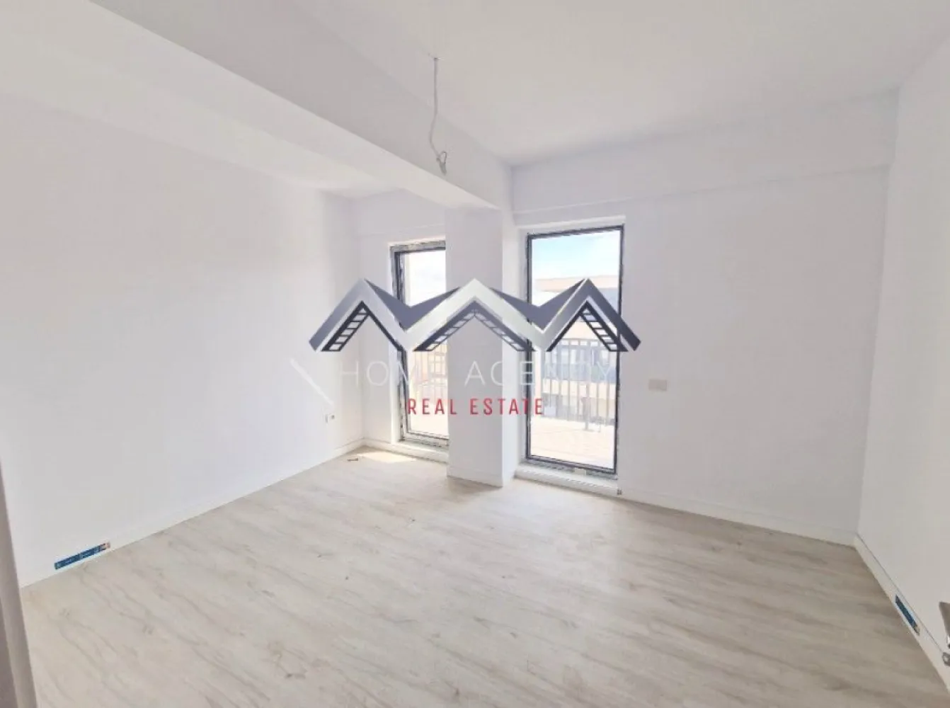 Apartament 3 camere Otopeni central | bloc nou, parcare, comision 0 - Achiziția se realizează direct de la dezvoltator, fără perceperea vreunui comision din partea cumpărătorului. Oferim consultanță gratuită pe întreaga durată a procesului de achiziție, asigurând suport specializat la fiecare etapă. De asemenea, la solicitare, punem la dispoziție servicii de brokeraj financiar, fără costuri suplimentare, pentru identificarea celor mai avantajoase soluții de finanțare adaptate nevoilor dumneavoastră.

Vă propunem, spre vânzare, un apartament de 3 camere modern, situat într-un bloc nou D+P+3mansardat, aflat în zona centrală a orașului Otopeni. Este alegerea ideală atât pentru o locuință confortabilă și bine organizată, cât și pentru o investiție sigură și profitabilă, fie pentru închiriere pe termen lung, fie în regim hotelier prin platforme precum Airbnb sau Booking.

Compartimentarea a fost gândită astfel încât să ofere funcționalitate și confort. Livingul este integrat cu o bucătărie retrasă, pe o suprafață utilă de 33,56 mp, cu deschidere spre balcon. Cele două dormitoare sunt spațioase și primitoare, unul dintre ele beneficiază de acces direct către o terasă privată de 7,71 mp. Apartamentul dispune de o baie modernă, dotată cu duș walk-in și fereastră, precum și de un WC de serviciu separat, ceea ce sporește gradul de confort.

Imobilul se predă complet finisat, cu parchet, gresie, faianță și băi complet utilate, astfel încât viitorul proprietar să beneficieze de un apartament pregătit pentru amenajare. Confortul termic este asigurat de centrala proprie și încălzirea prin pardoseală, o soluție modernă care oferă o temperatură uniformă în toate camerele și contribuie la reducerea costurilor de întreținere. Apartamentul este racordat la toate utilitățile publice – apă, gaze, electricitate și canalizare – și dispune de un loc de parcare inclus în preț, pentru un plus de confort și siguranță.

Un alt avantaj important îl reprezintă poziționarea excelentă. Apartamentul se află la doar 10 minute de mers pe jos până la piață și magazine, iar școala este accesibilă la cel mult 15 minute pe jos (4 minute cu mașina). Totodată, în imediata apropiere există restaurante, supermarketuri, farmacii, bănci, transport public. Accesul către DN1, Centura Capitalei și Aeroportul Henri Coandă este rapid și facil, iar în perspectivă, zona va fi deservită și de viitoarea stație de metrou.

Prețul afișat include TVA și nu ascunde costuri suplimentare. 

📞 Programează acum o vizionare!