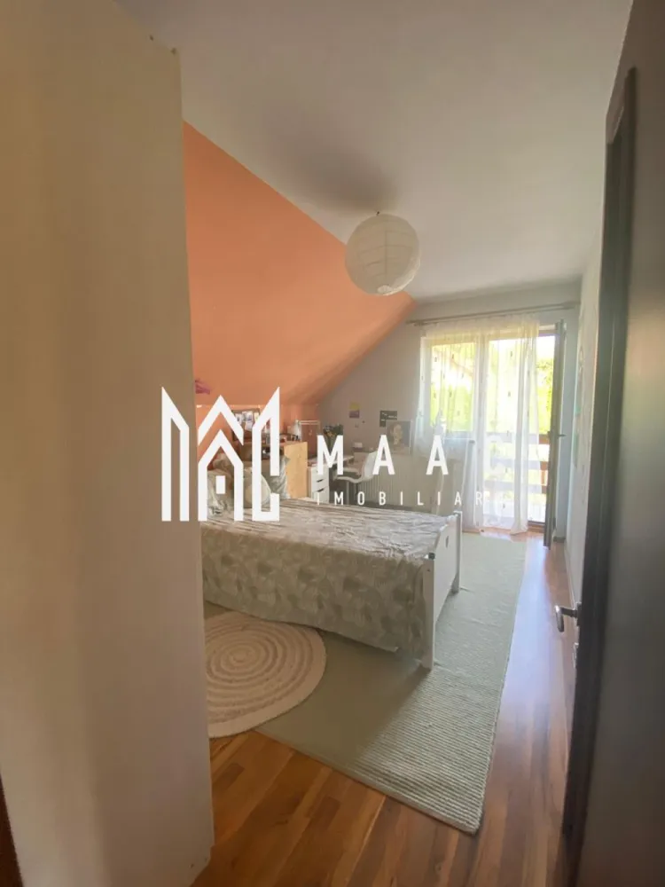 Casa 4 Camere | Tip Duplex | Curte | BBQ | Cisnadie - Vă prezentăm o oportunitate imobiliară de excepție, un duplex elegant și bine întreținut, ideal pentru familii sau pentru cei care caută un ambient liniștit, cu acces rapid către facilități urbane esențiale. Date generale: Tip proprietate: Duplex Stadiu: Finalizat, disponibil imediat An construcție: 2008 Construcție din cărămidă, acoperiș cu țiglă Suprafață utilă: 100 mp Suprafață construită desfășurată: 140 mp Suprafață teren: 250 mp Curte liberă: 90 mp Deschidere stradală: 16 m Compartimentare eficientă: 4 camere, dintre care 3 dormitoare 2 băi cu geam (dotate una cu cabină de duș, cealaltă cu cadă) 1 bucătărie închisă, complet mobilată și utilată 1 balcon + 1 terasă Pod funcțional (pentru depozitare) 2 locuri de parcare Dotări și finisaje: Centrală termică proprie și sistem de încălzire cu calorifere Izolație termică exterioară Ferestre: tâmplărie PVC cu geam termopan Confort și funcționalitate: Proprietatea se vinde complet mobilată și utilată: aragaz, hotă, frigider, mașină de spălat rufe, TV Conectare la toate utilitățile: apă, canalizare, electricitate, gaz, internet, CATV, telefon Străzi asfaltate, iluminat public, acces rapid la mijloace de transport Exterior amenajat: Curte privată de 90 mp Zonă special amenajată pentru grătar / barbeque Acces auto în curte, spațiu verde delimitat Această locuință oferă un echilibru perfect între confort, intimitate și funcționalitate, într-un cadru clasic, elegant și sigur. Este soluția ideală pentru cei care caută o investiție durabilă sau un cămin primitor într-o zonă urbană bine conectată. Pentru mai multe detalii sau pentru a programa o vizionare contactează - ne specificând ID: CP2499576 }}