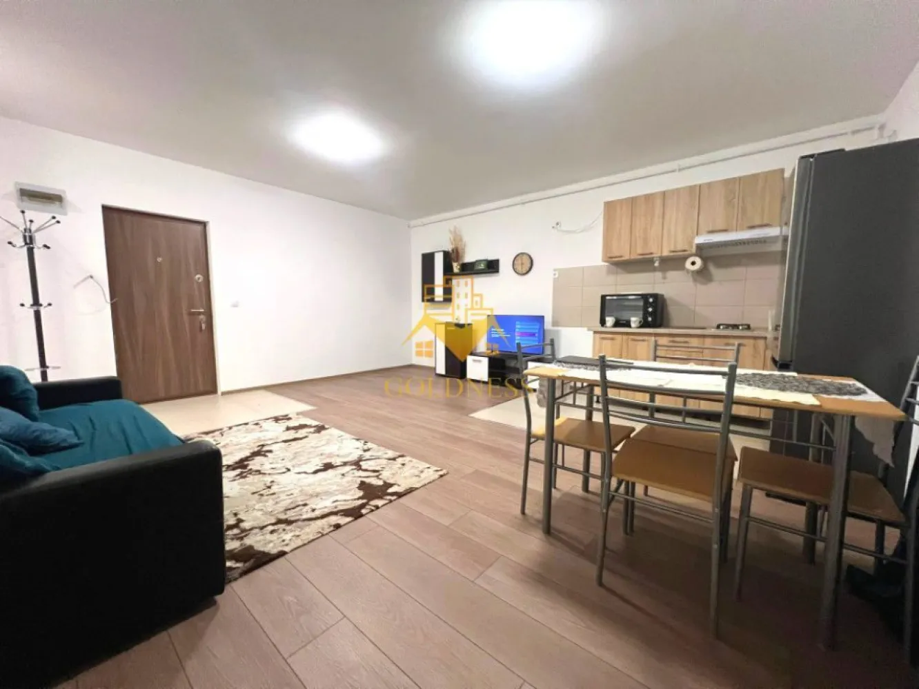 2 camere open space, Parcare, Zona Tineretului, Floresti - GOLDNESS Imobiliare vă propune spre închiriere un apartament cu 2 camere open-space complet mobilat și utilat, la etajul 2 într-un imobil de 4 etaje, în Floresti, strada Tineretului, nr 20-22. 
Dispune de loc de parcare!

Apartamentul este compartimentat astfel:
 - dormitor cu pat matrimonial, dressing, noptiere
 - living cu bucatarie open-space complet utilată, canapea extensibilă, loc de servit masa 
 - baie cu vana, calorifer port prosop inox și dulap pentru depozitare.
 - terasa de 8 mp.

Imobilul este dotat cu toate cele necesare- centrală proprie, mașină de spălat haine, frigider, aragaz, hotă, etc. 
Se află în apropierea stațiilor de transport în comun, magazine, restaurante, spații verzi, farmacii, etc. 

Dacă sunteți interesați de acest apartament și doriți să îl vizionați, dar și pentru alte oferte sau detalii nu ezitați să ne contactați telefonic sau prin e-mail. Vă stăm la dispoziție!
Pentru intermediere se percepe un comision de 50% din prețul chiriei!