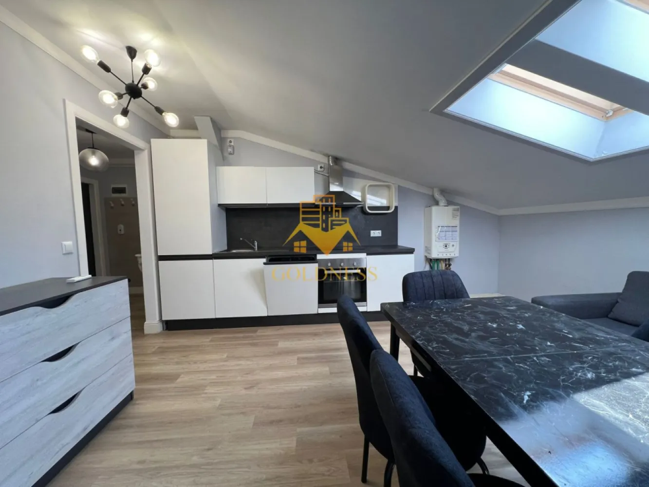 3 camere, Zona FSEGA, Iulius Mall, Cartier Gheorgheni, Pet Friendly - GOLDNESS Imobiliare vă propune spre închiriere un apartament cu 3 camere open-space complet mobilat și utilat, la etajul 4 într-un imobil de 4 etaje, în Cartierul Gheorgheni, la 2-3 minute de mers pe jos pana la FSEGA, pe str. Vaida Voevod.
Se percep doua luni de garantie, care se pot plati esalonat in 2/3 luni.
Se află în apropierea stațiilor de transport în comun, magazine, restaurante, spații verzi, farmacii, etc. 

Apartamentul este compartimentat astfel:
 - 2 dormitoare cu paturi matrimoniale, dressing, noptiere
 - living cu bucatarie open-space complet utilată și mobilată, canapea extensibila , loc de servit masa 
 - baie cu cabina de dus, calorifer port prosop și dulap pentru depozitare.

Imobilul este dotat cu toate cele necesare- centrală proprie, frigider, plita, cuptor, hotă, mașină de spălat haine cu uscator, aer conditionat, etc. 

Dacă sunteți interesați de acest apartament și doriți să îl vizionați, dar și pentru alte oferte nu ezitați să ne contactați telefonic sau prin e-mail. Vă stăm la dispoziție!
Pentru intermediere se percepe un comision de 50% din prețul chiriei!