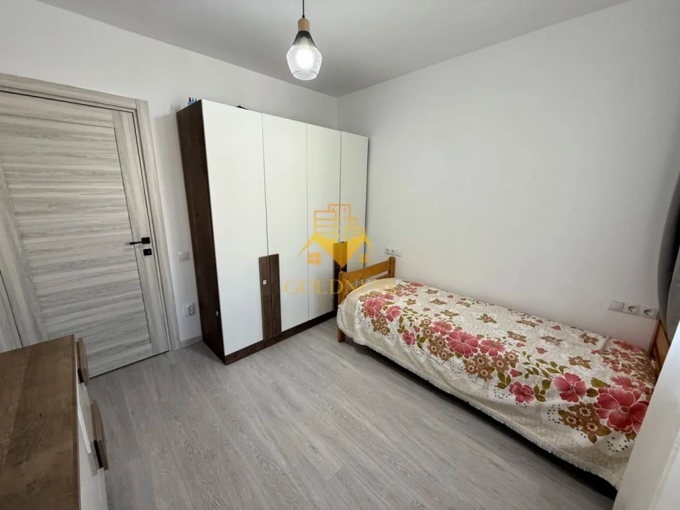 3 camere semidecomandate, Manastur, Zona Mehedinti, Big, parcare - GOLDNESS Imobiliare vă propune spre închiriere un apartament cu 3 camere complet mobilat și utilat, la etajul 3 într-un imobil de 4 etaje, în Cartierul .
Dispune de loc de parcare contra cost 150 lei!
Se află în apropierea stațiilor de transport în comun, magazine, restaurante, spații verzi, farmacii, etc. 

Apartamentul este compartimentat astfel:
 - dormitor cu pat matrimonial, dressing, noptiere
 - dormitor cu pat, dresing, birou
 - living cu canapea extensibila, TV
 - bucatarie complet utilată și mobilată, loc de servit masa 
 - baie cu cada, calorifer port prosop și dulap pentru depozitare.

Imobilul este dotat cu toate cele necesare- centrală proprie, frigider, aragaz, hotă, mașină de spălat haine, etc. 

Dacă sunteți interesați de acest apartament și doriți să îl vizionați, dar și pentru alte oferte nu ezitați să ne contactați telefonic sau prin e-mail. Vă stăm la dispoziție!
Pentru intermediere se percepe un comision de 50% din prețul chiriei!